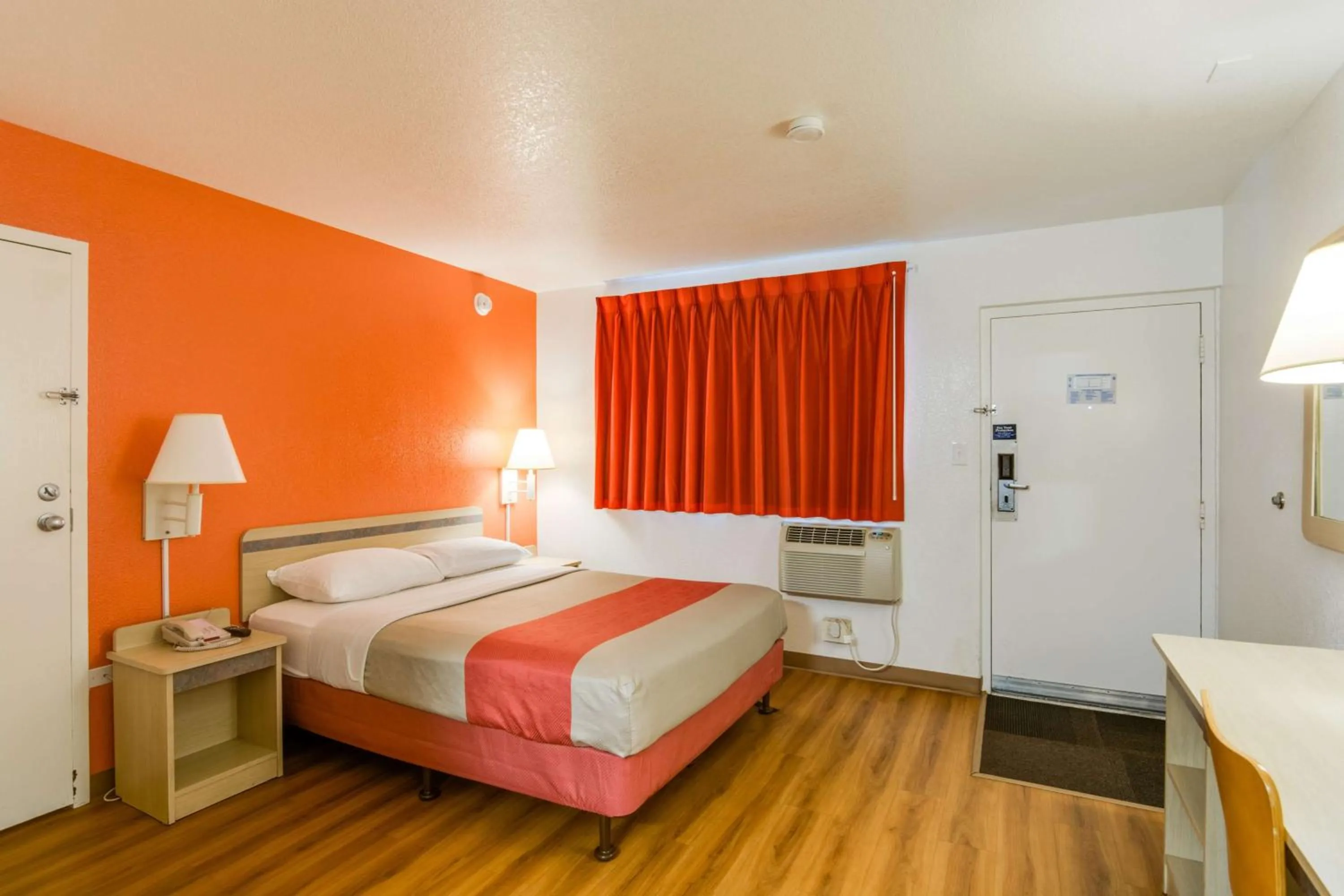 Queen Room - Non-Smoking in Motel 6-Schiller Park, IL - Chicago O'Hare
