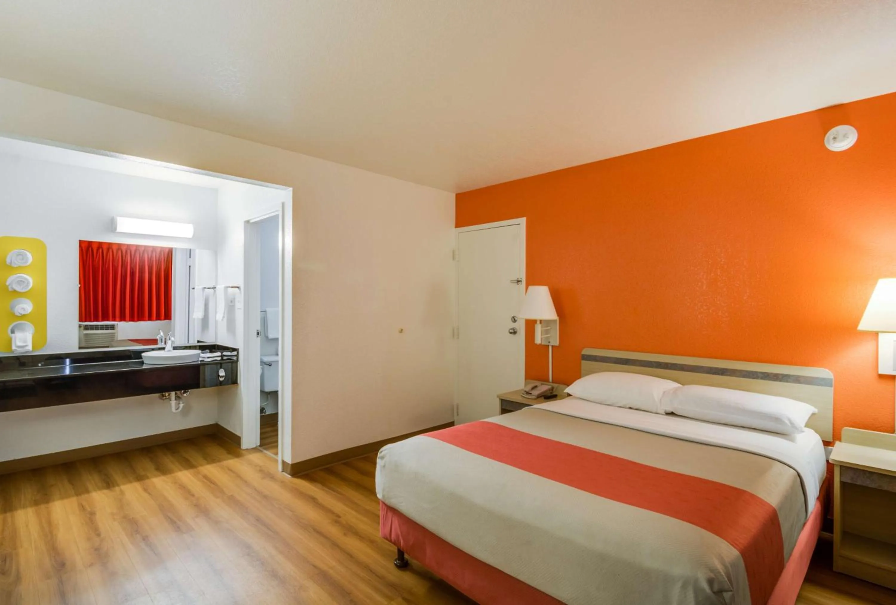 Deluxe Queen Room in Motel 6-Schiller Park, IL - Chicago O'Hare