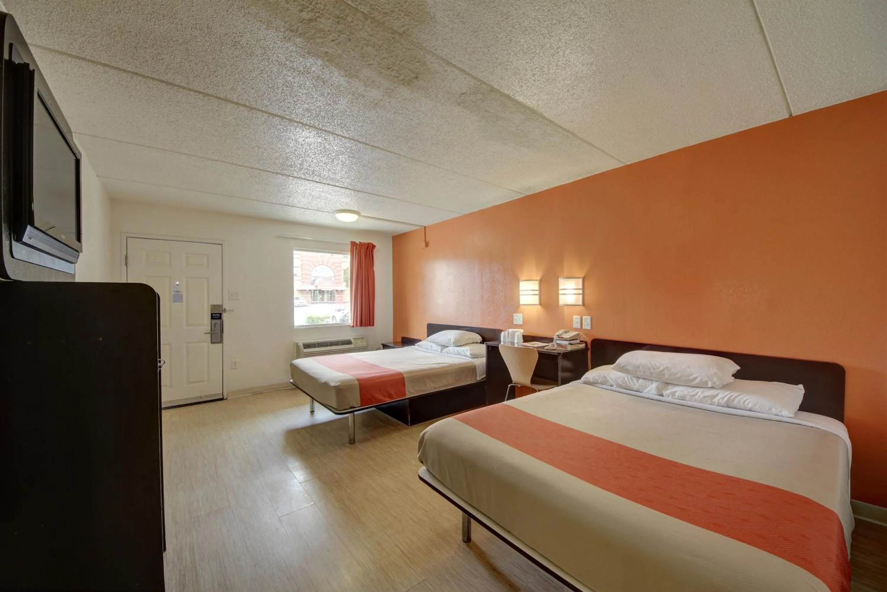 King Room with Roll-in Shower - Disability Access - Non-Smoking in Motel 6-San Antonio, TX - Downtown - Market Square