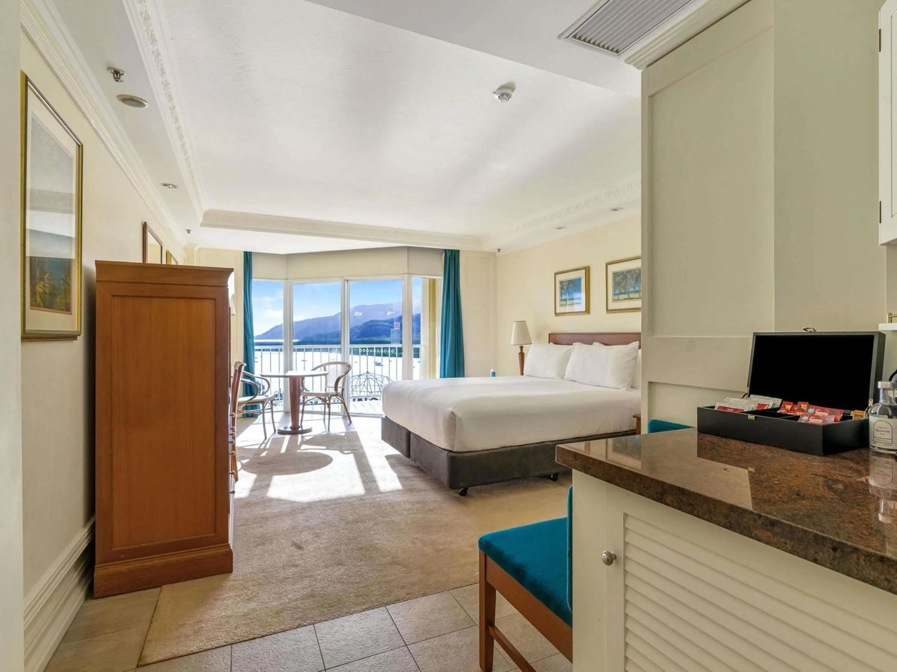 Executive Suite City View One King in Pullman Cairns International