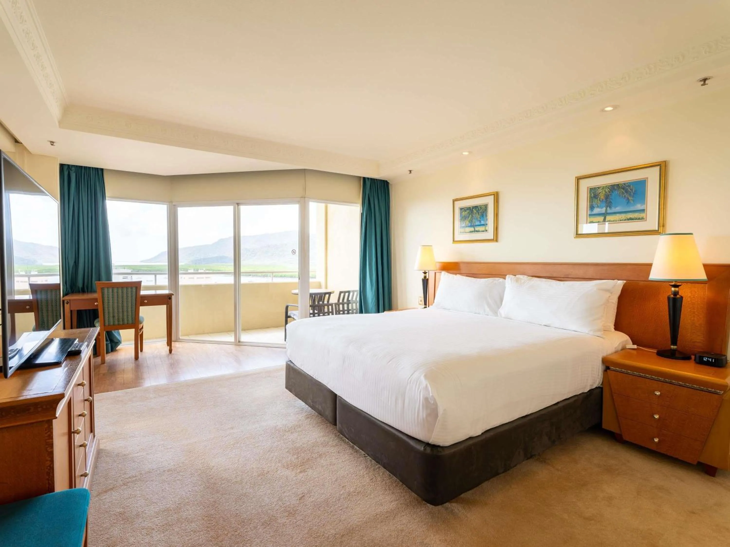 Executive King Suite with Harbor View in Pullman Cairns International