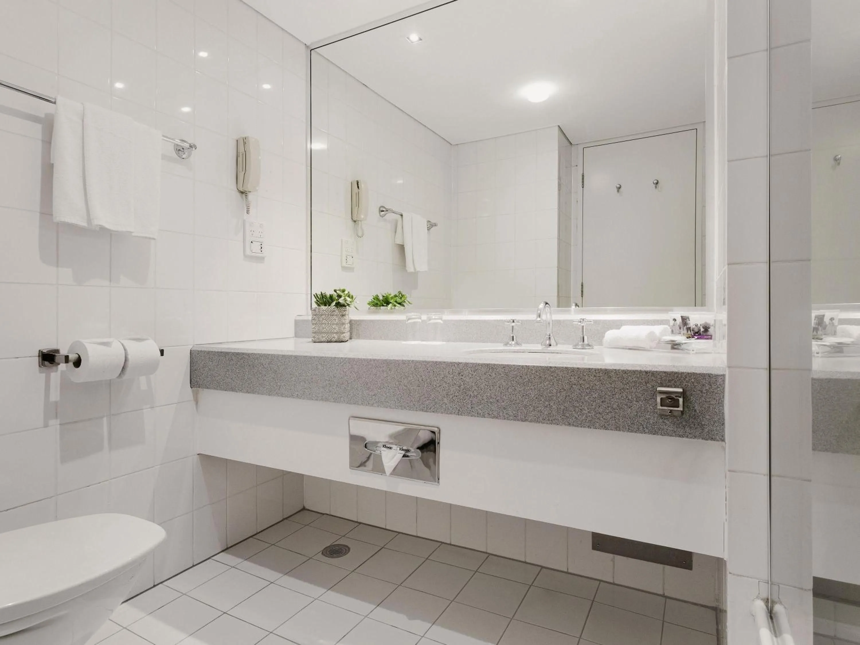 Premium Queen Room with Two Queen Beds in Mercure Melbourne Albert Park