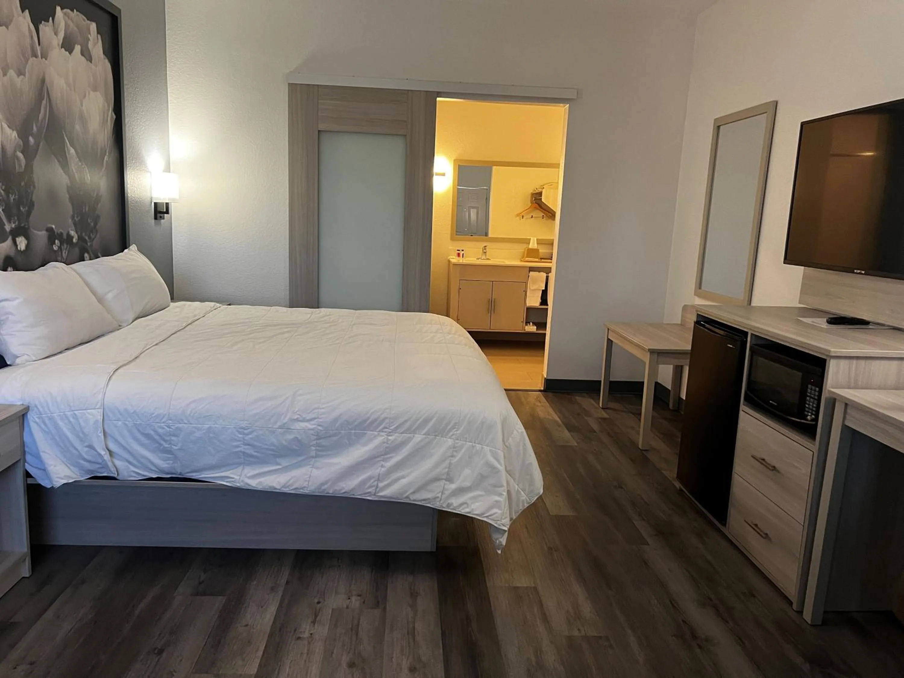 King Room with Roll-In Shower - Mobility Access/Non-Smoking in Super 8 by Wyndham Rosenberg TX