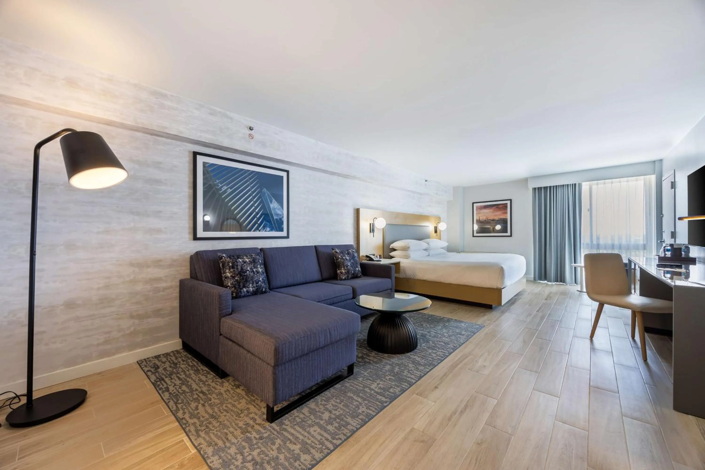 Junior King Suite with Seating Area in Radisson Hotel JFK Airport