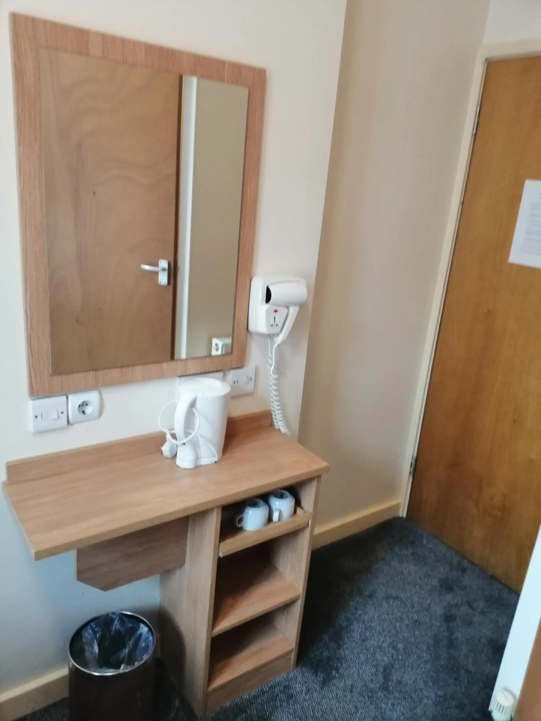 Double Room with private toilet and shower in Colliers Hotel