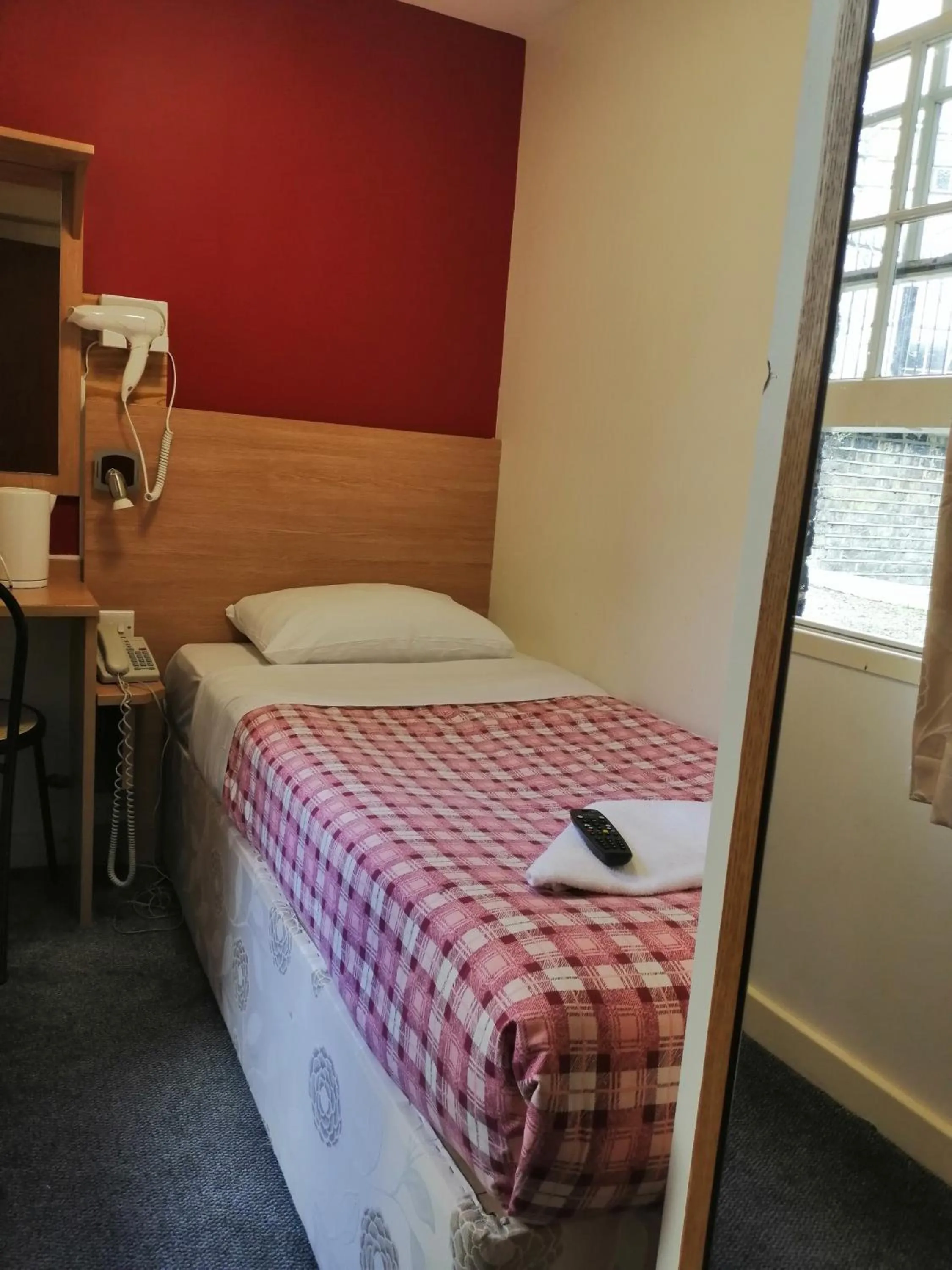 Single Room with private toilet and shower in Colliers Hotel