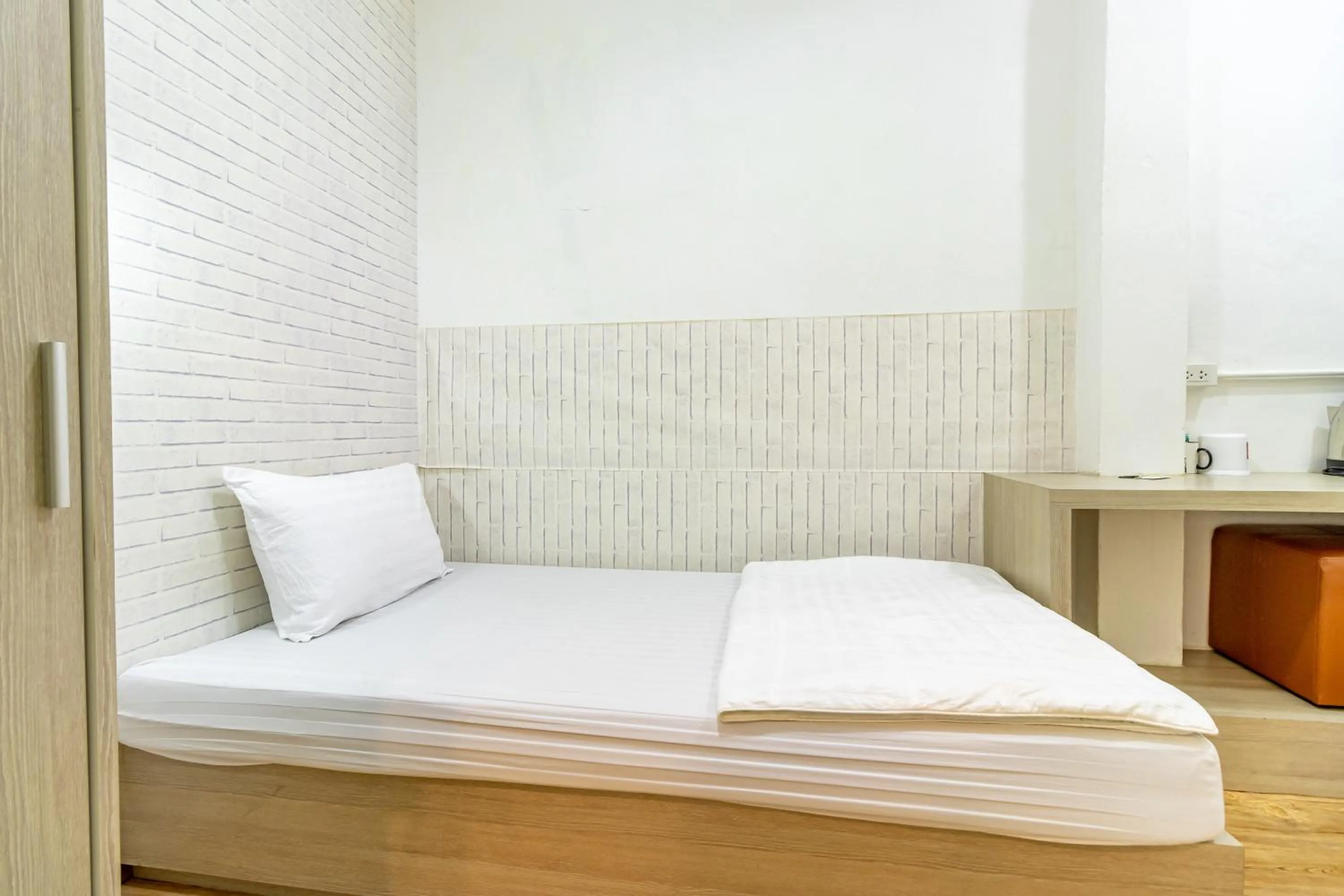 Standard Single Room - no window in Ze Residence Bang Aor Station