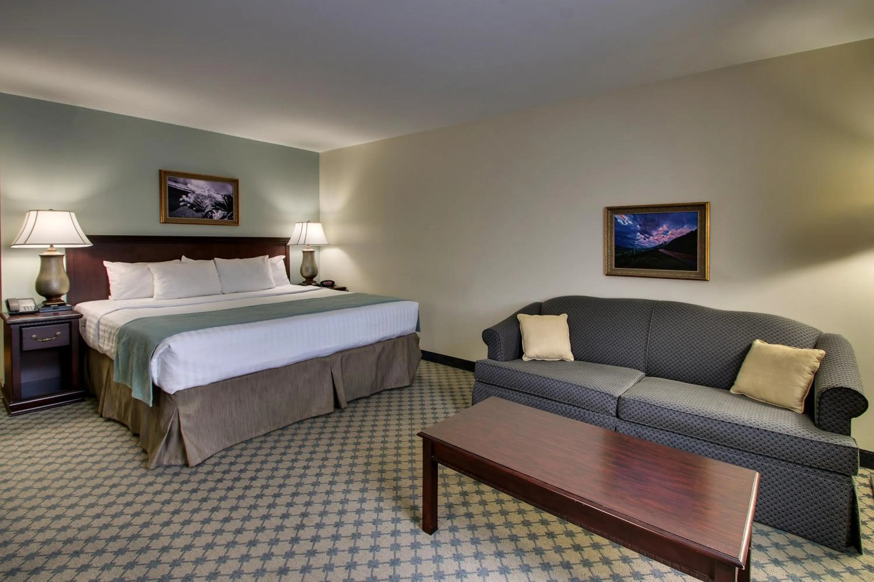 Deluxe King Room in The Inn at Wise