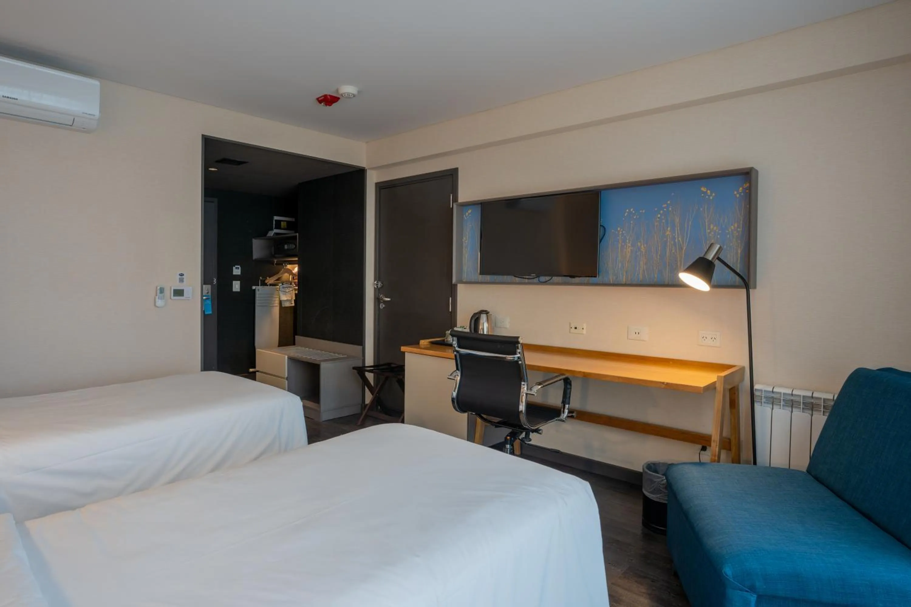 Standard Room - Lake View - Two Twin Beds in Hampton By Hilton Bariloche