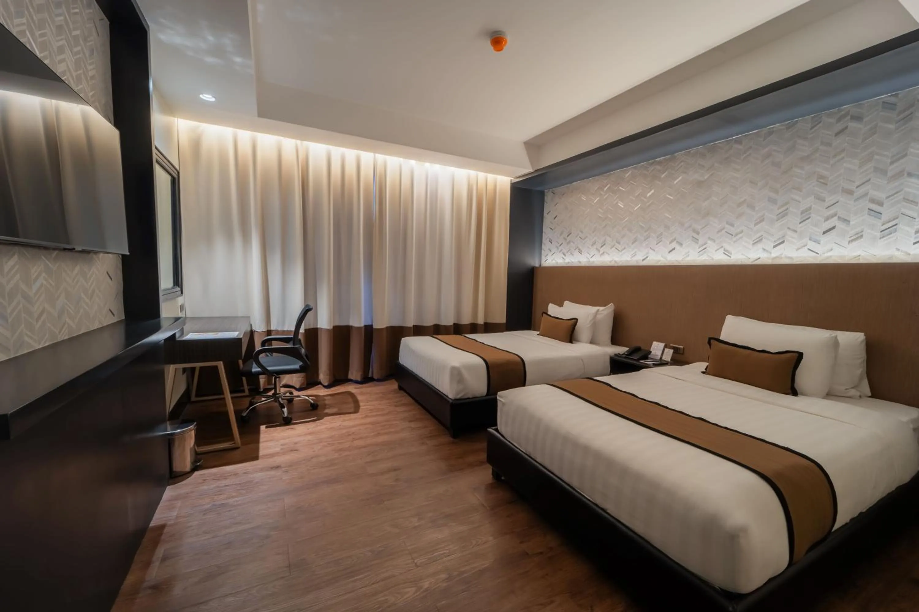 Deluxe Twin Room in MetroCentre Hotel