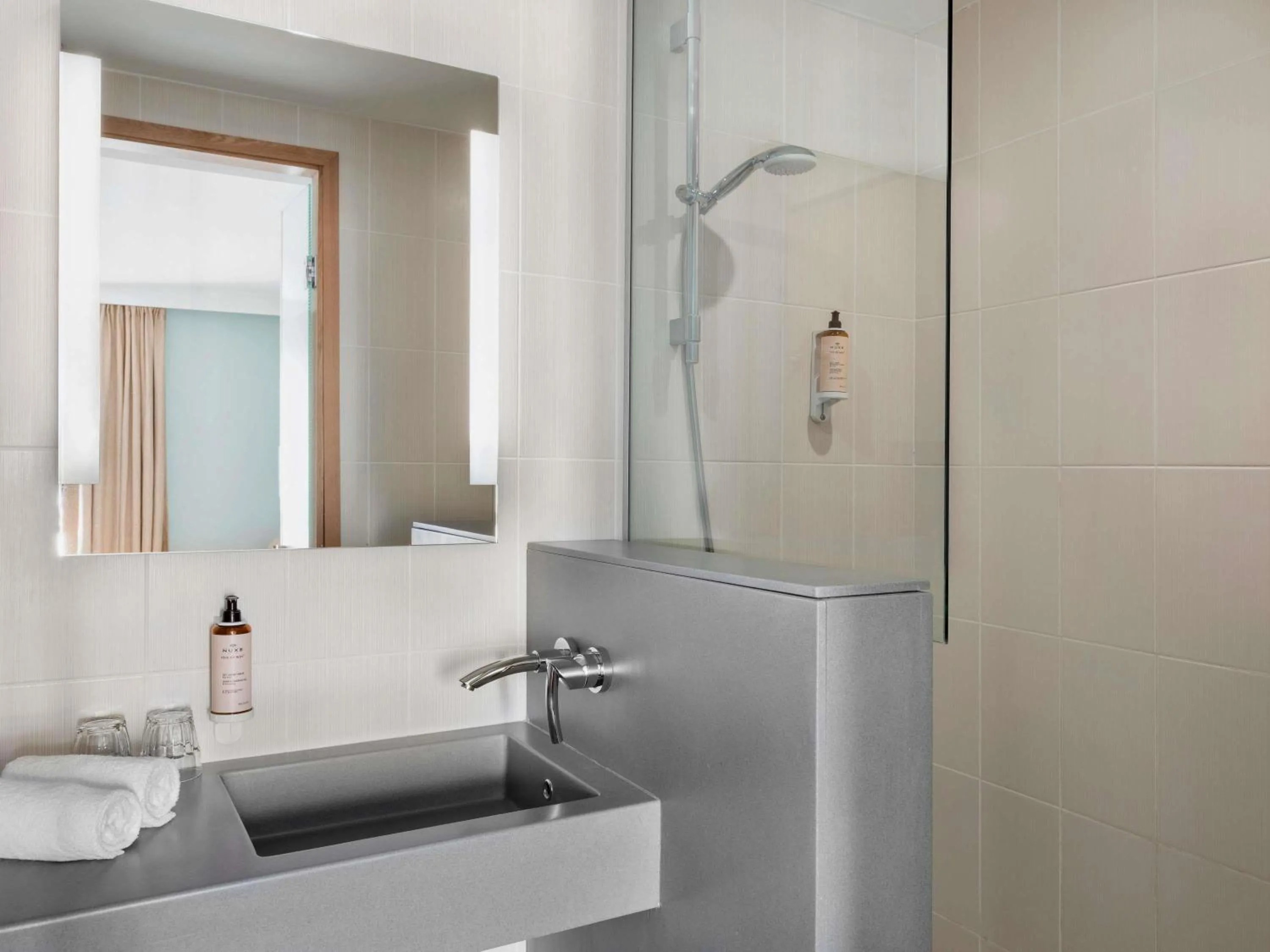 Standard Twin Room with Sofa Bed in Mercure Amiens Cathédrale