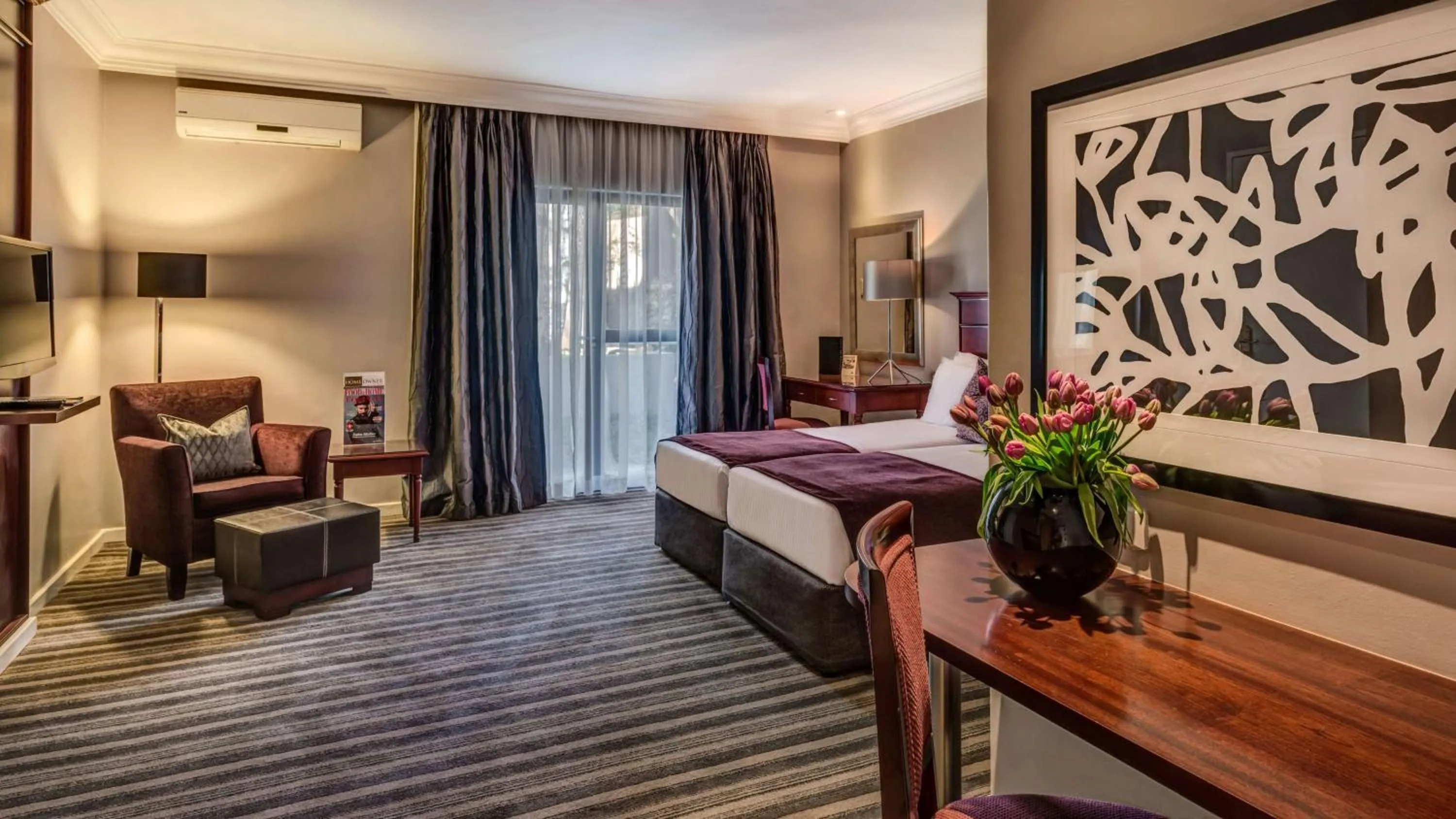 Superior Twin Smoking in Southern Sun Katherine Street