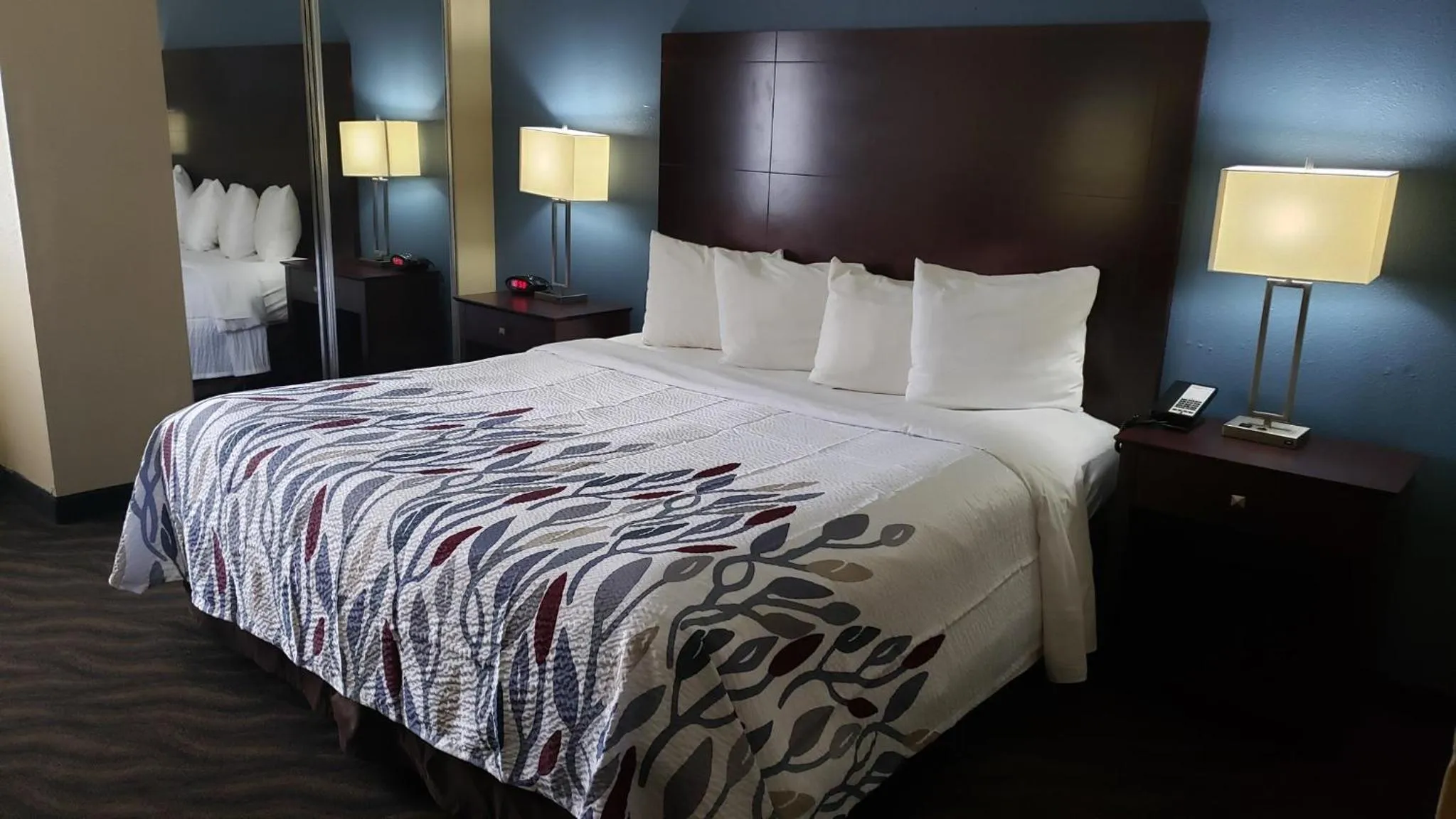 Superior King Room Non-Smoking in Red Roof Inn Port Allen