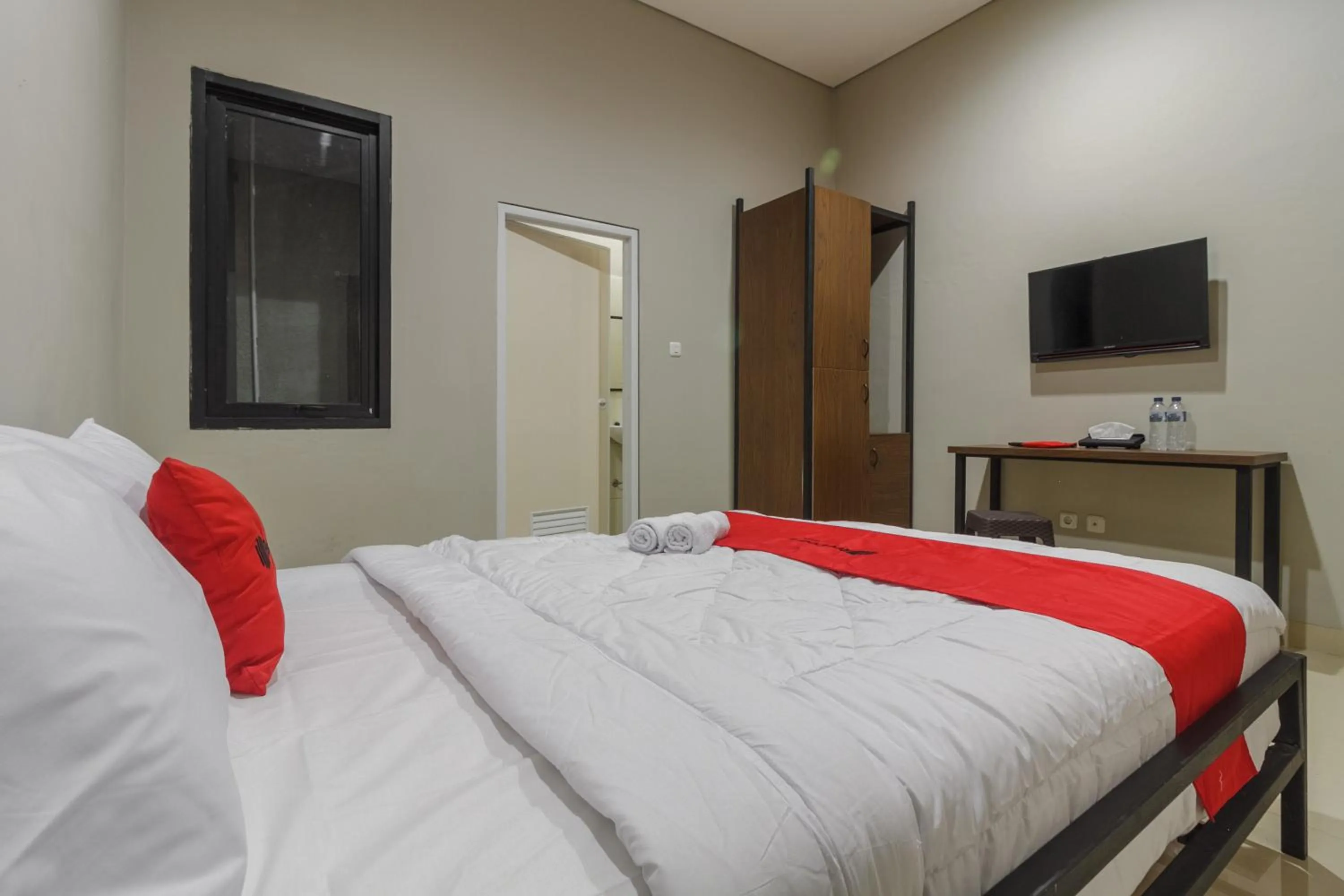 Standard Double Room in RedDoorz near Puri Indah Mall