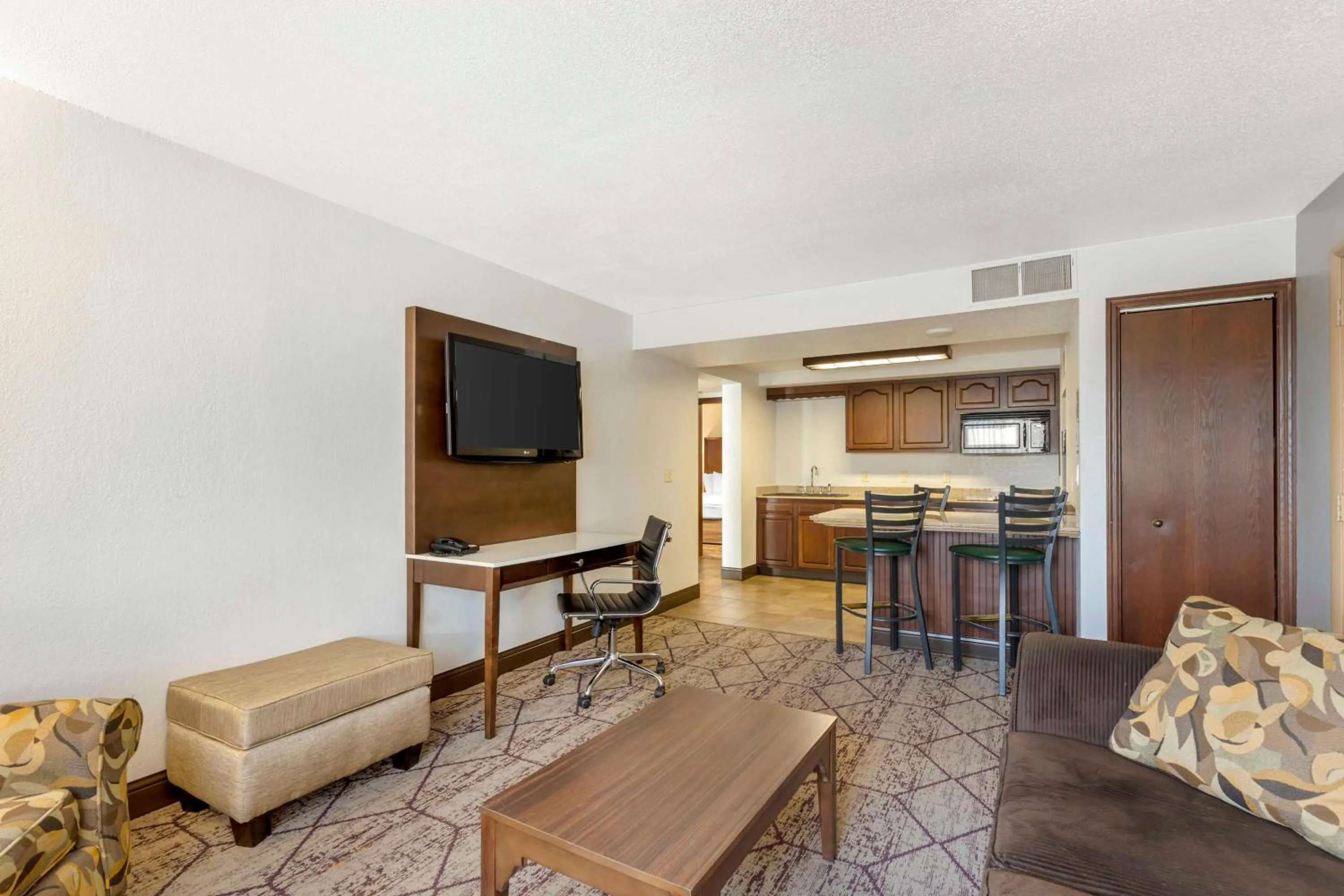 Queen Suite with Three Queen Beds in Best Western Plus Longbranch Hotel & Convention Center