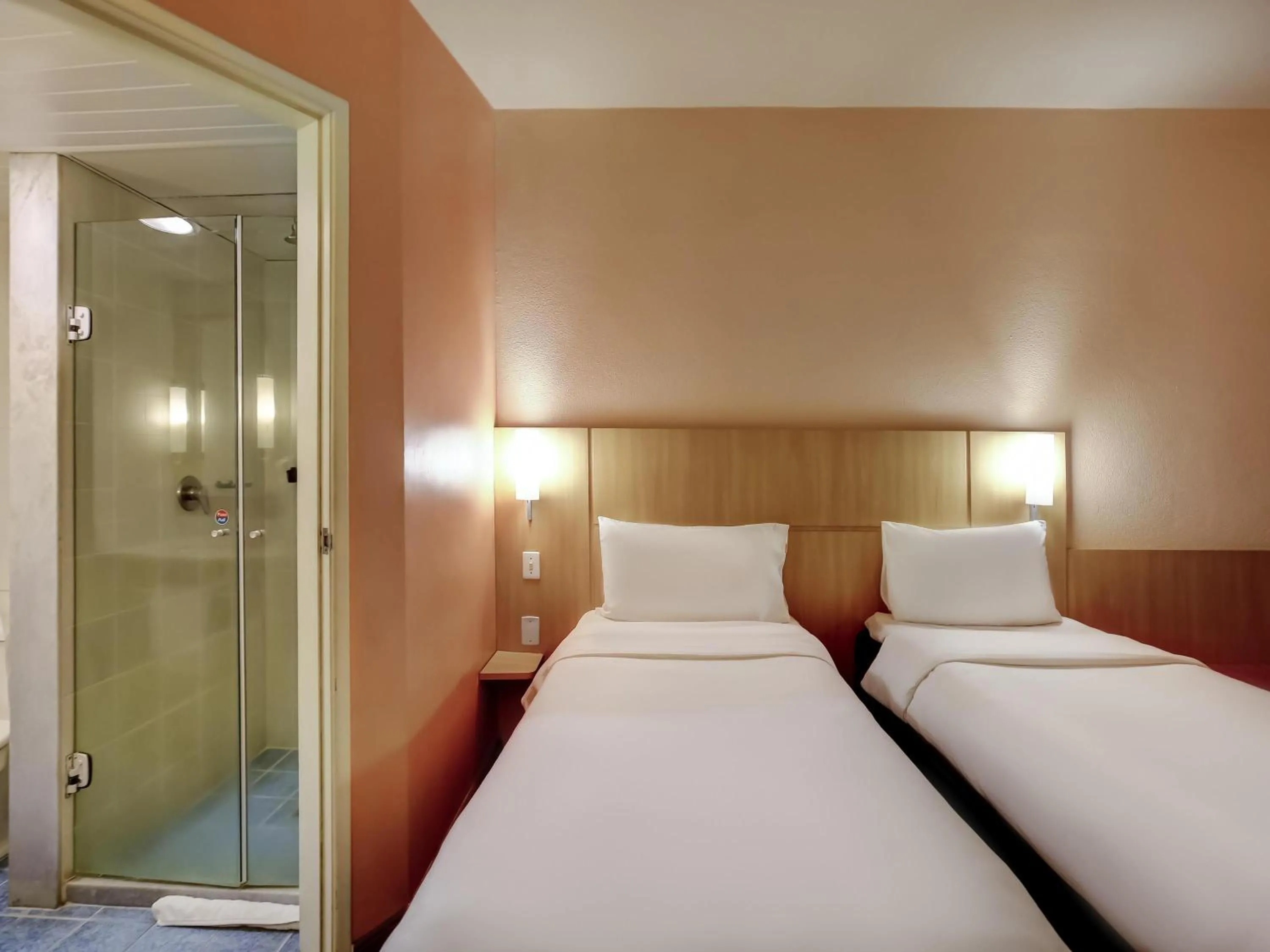 Standard Twin Room in ibis Vitoria Praia do Canto
