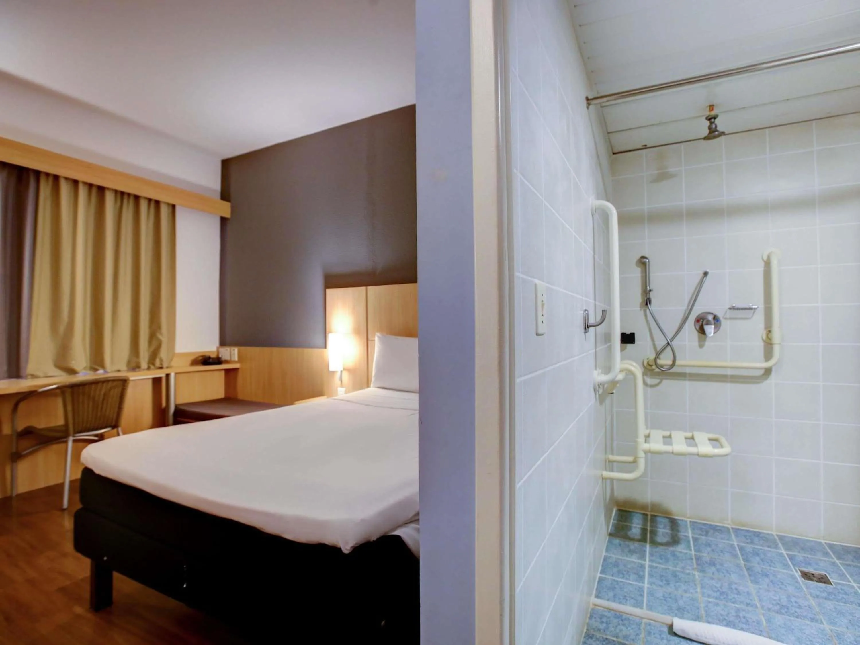 Standard Adapted Apartment with One Double Bed in ibis Vitoria Praia do Canto