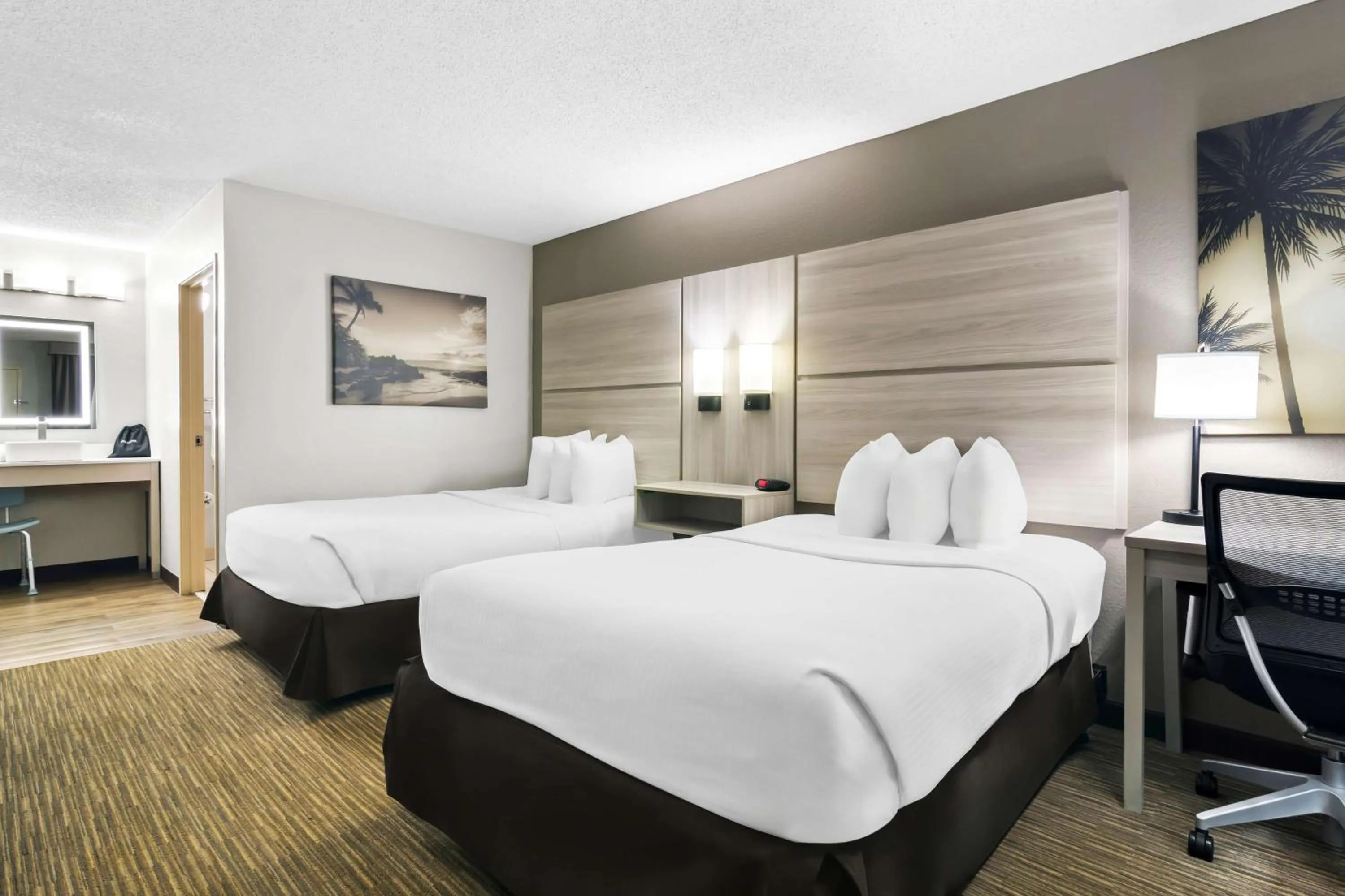 Double Room with Two Double Beds and Bath Tub - Ground Floor - Mobility Accessible/Non-Smoking in Best Western The Oasis at Joplin