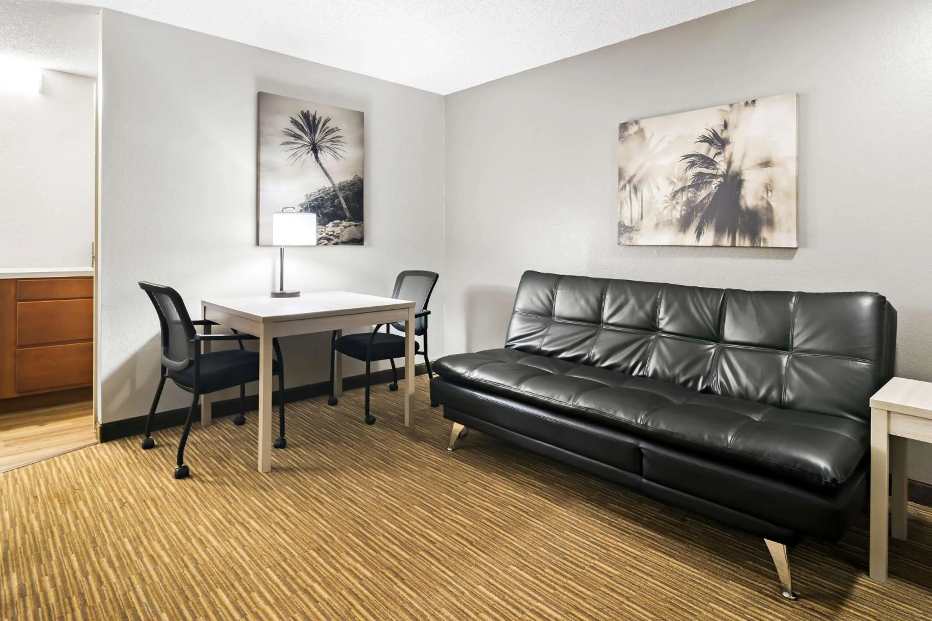 Suite with Two Double Beds and Sofa Bed in Best Western The Oasis at Joplin