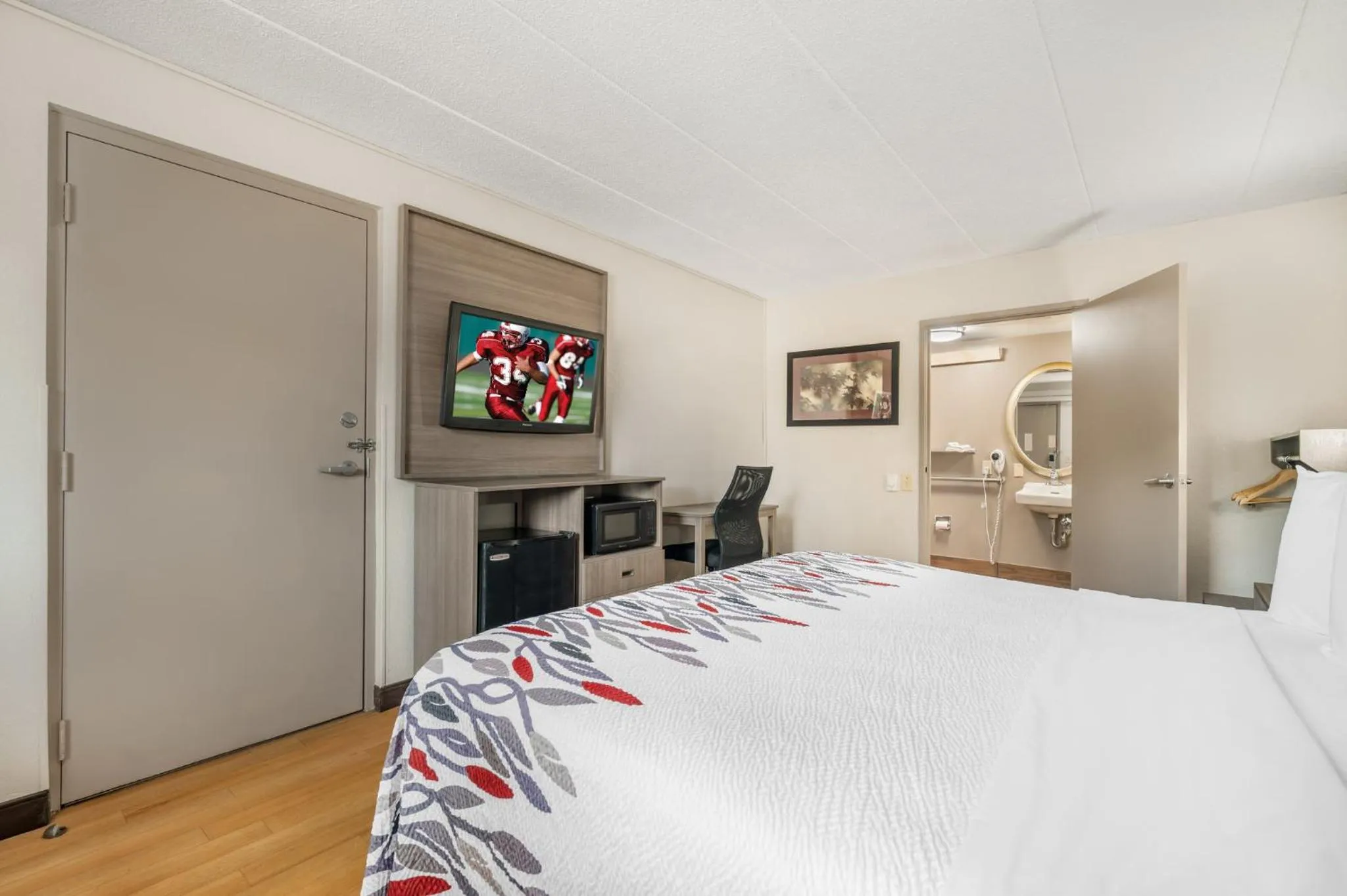 Deluxe King Room Disability Access Roll-In Shower Smoke Free in Red Roof Inn Virginia Beach