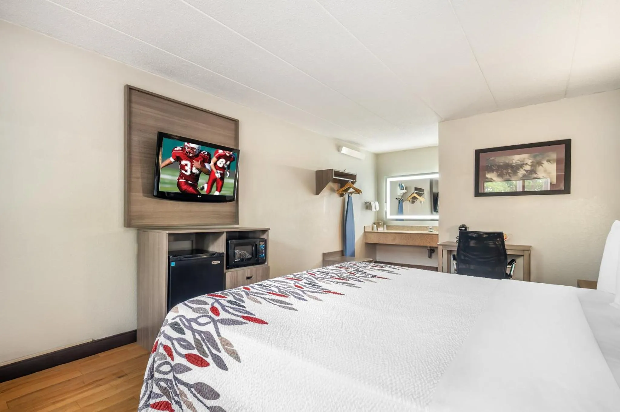 Superior King Room Smoke Free in Red Roof Inn Virginia Beach