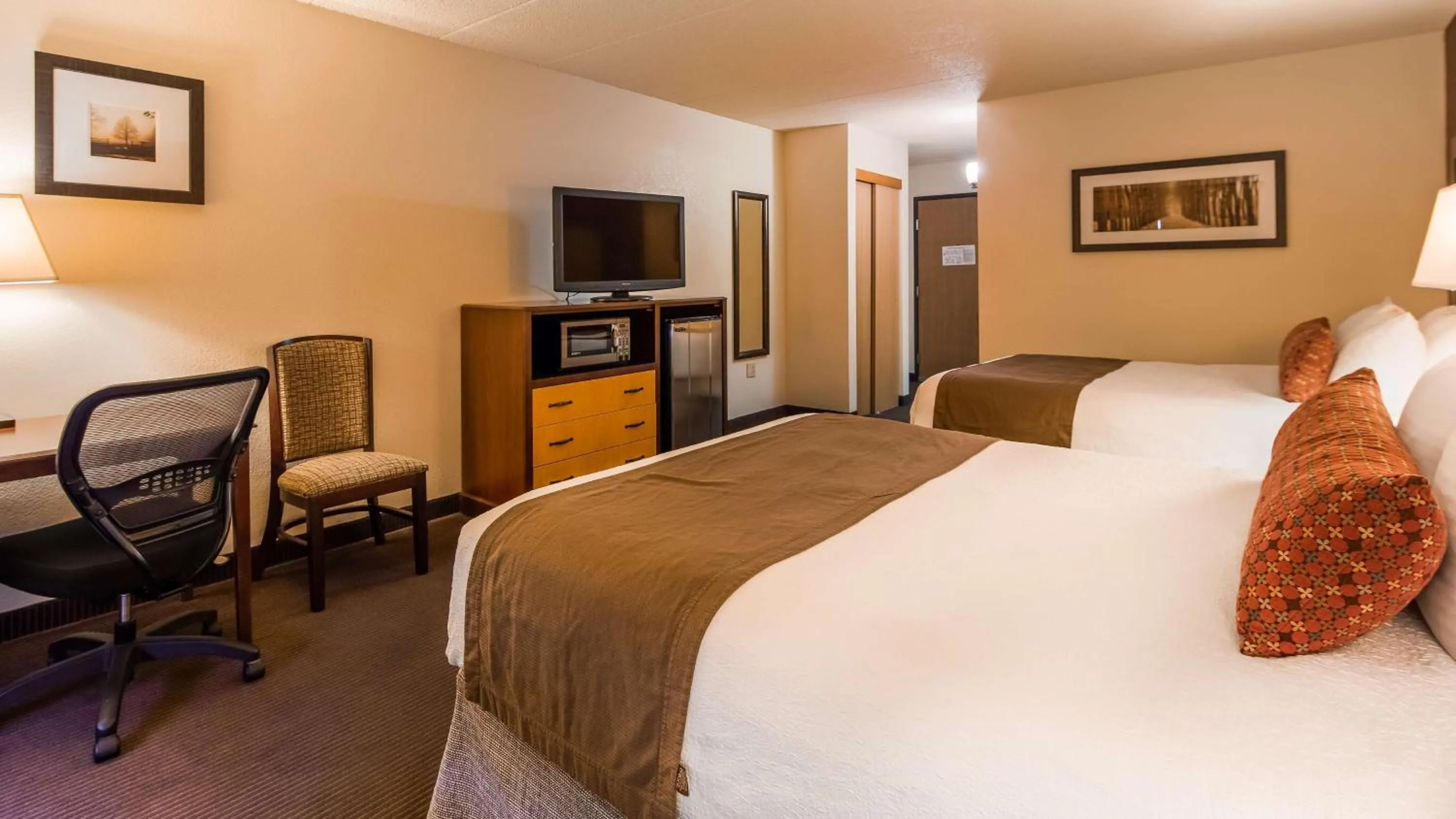 Queen Room with Two Queen Beds with Roll-In Shower - Mobility Access in Best Western Plus Sidney Lodge