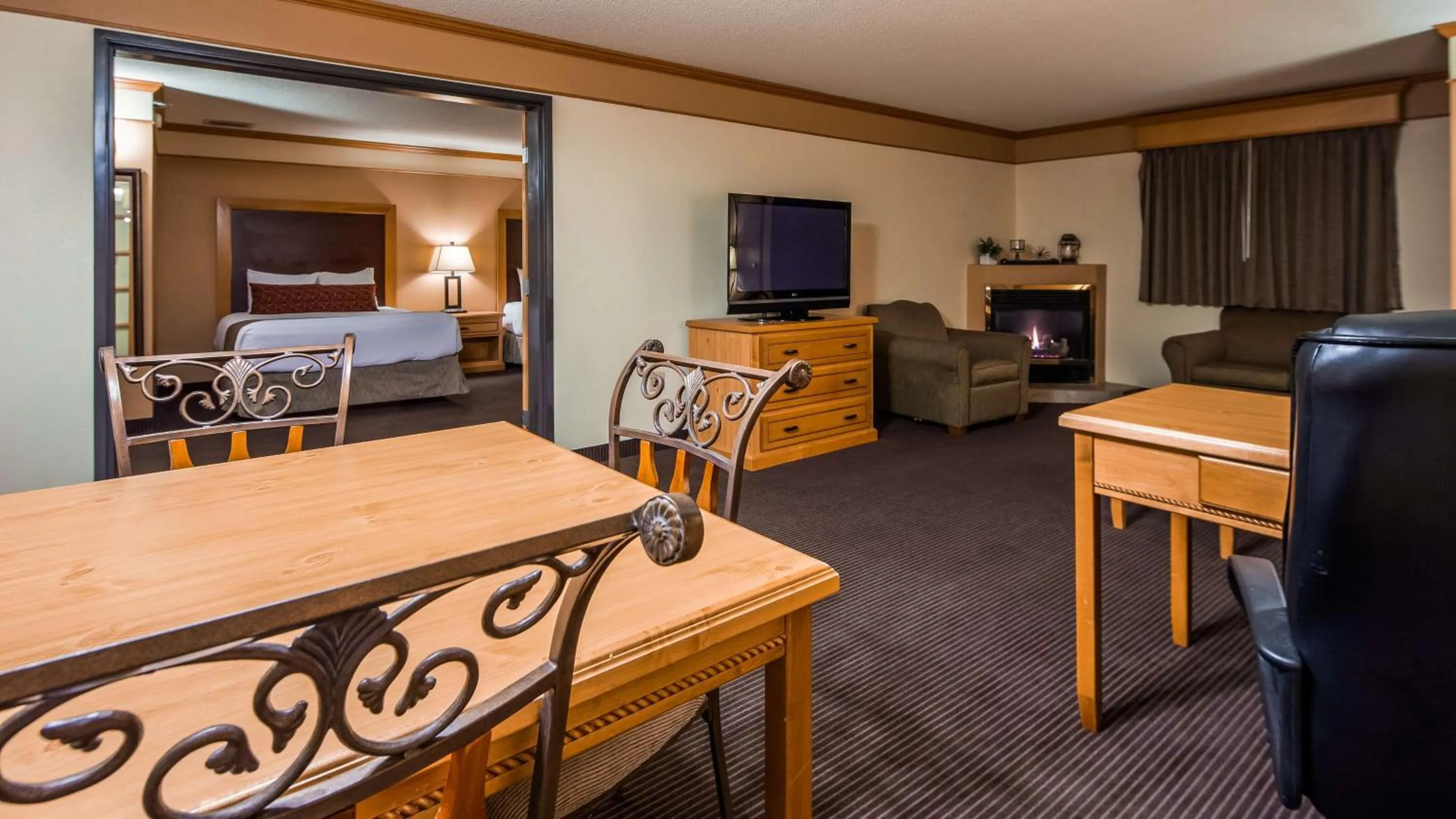 Queen Suite with Two Queen Beds with Kitchenette - Non-Smoking in Best Western Plus Sidney Lodge