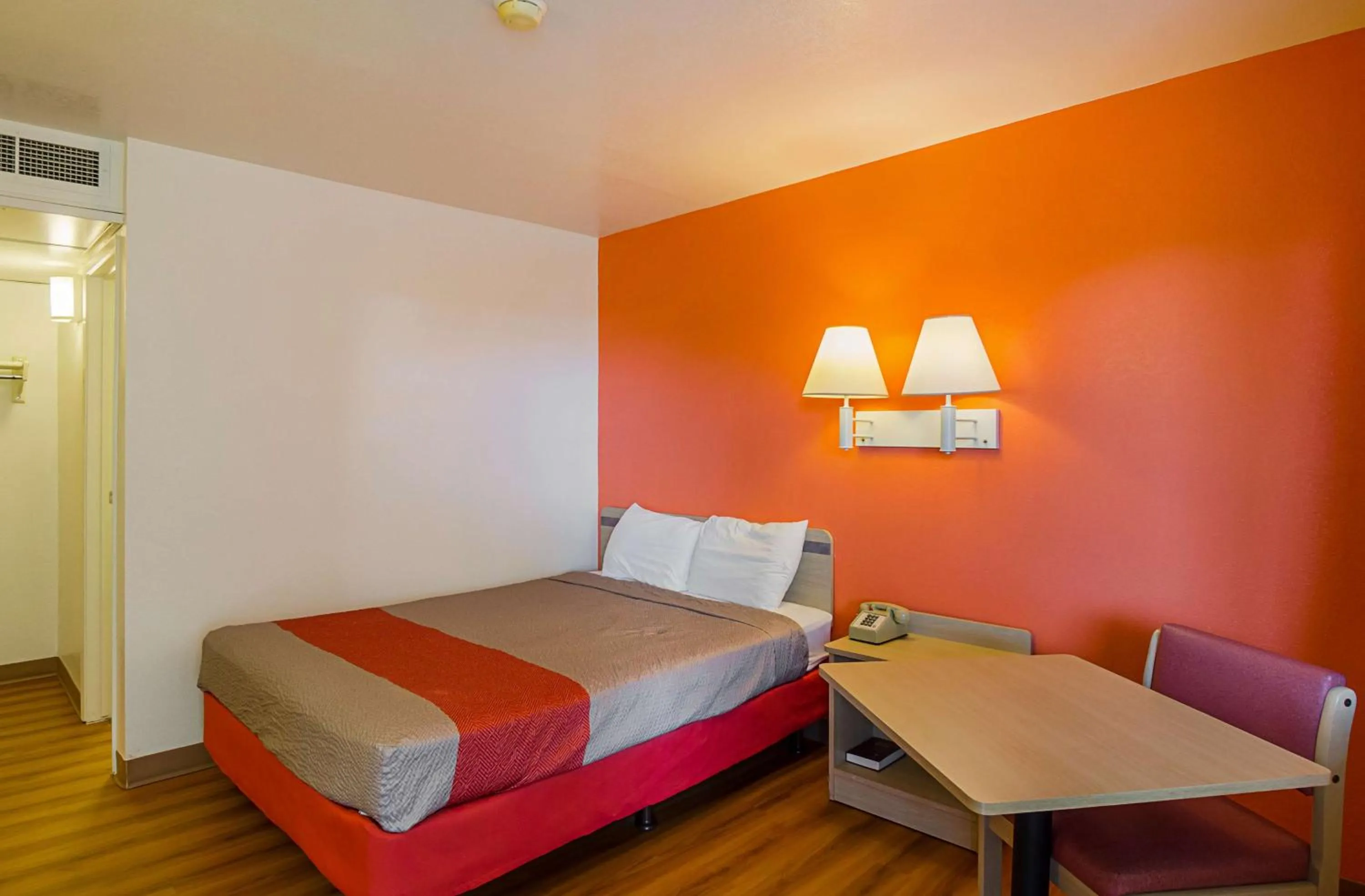 Deluxe Queen Room - Non-Smoking in Motel 6-Laramie, WY