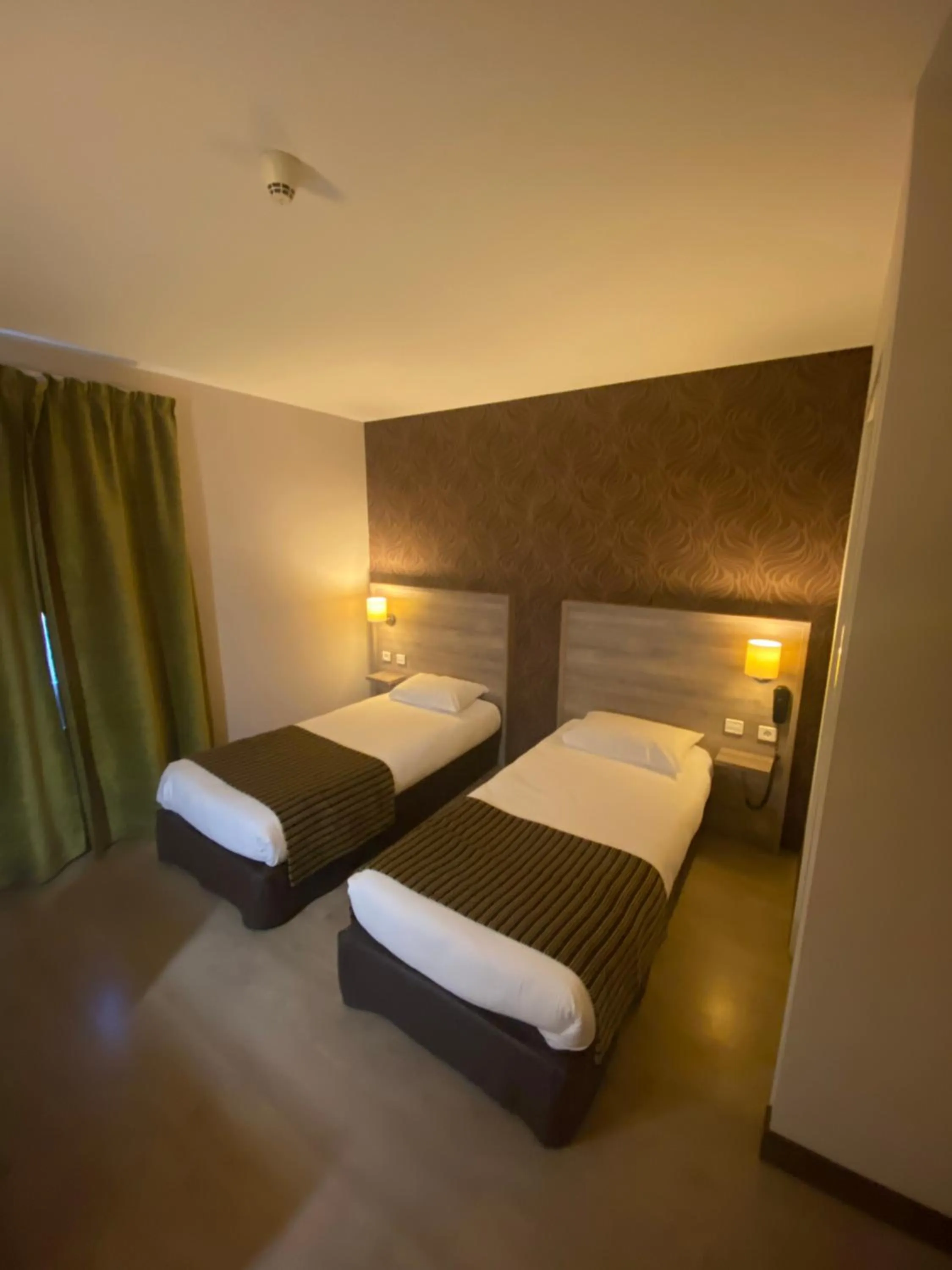 Standard Twin Room in Logis Hôtel Le Saint Georges