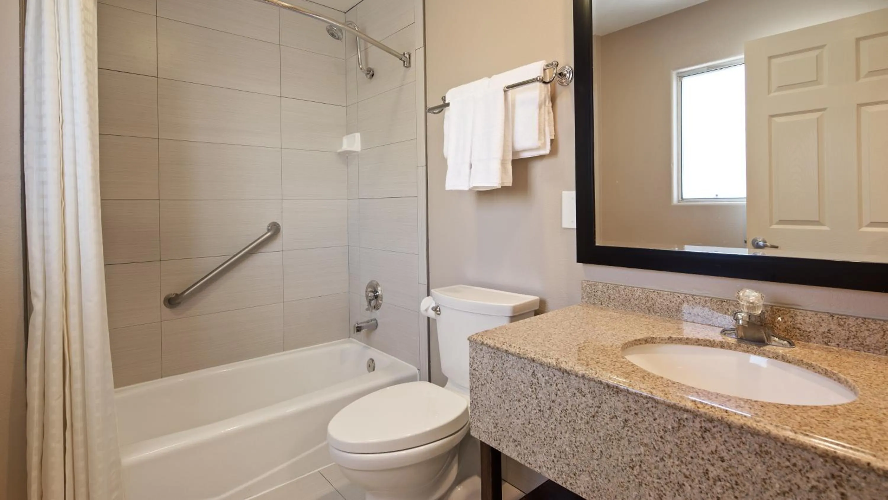 Queen Room with Two Queen Beds - Smoking in Best Western Oxnard Inn