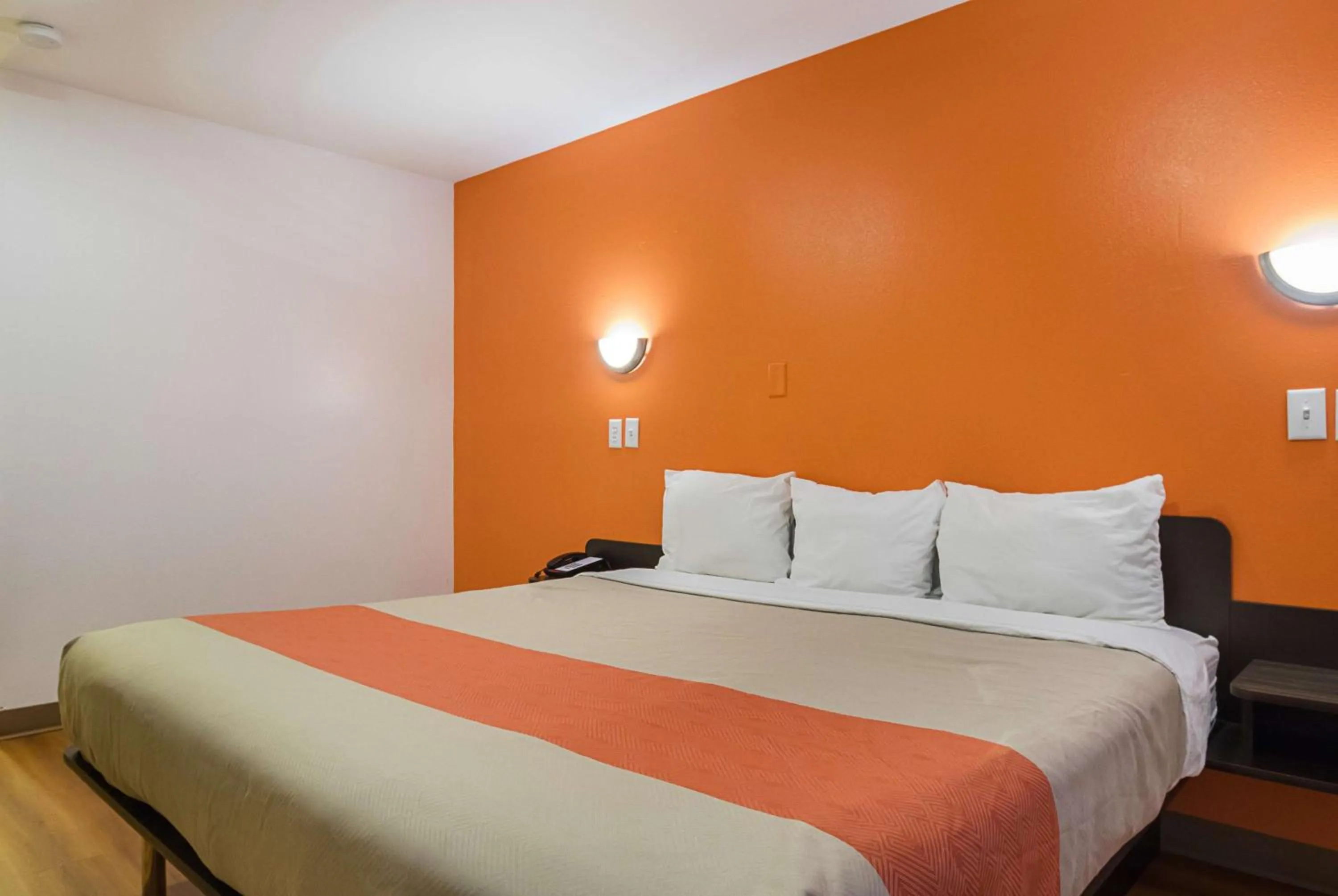 King Room - Non-Smoking in Motel 6-Marshalltown, IA