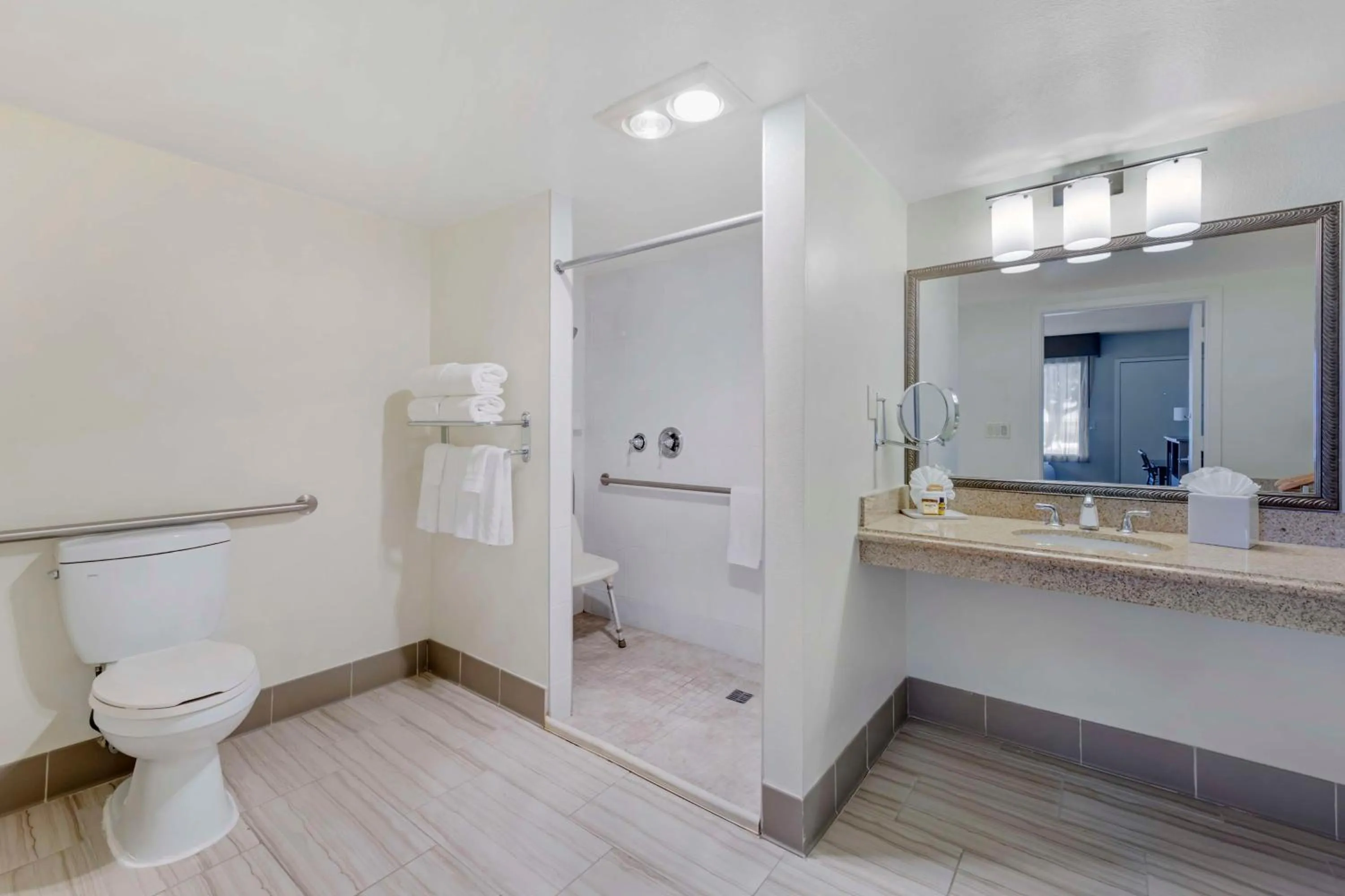 King Room with Roll-in Shower - Disability Access/Non-Smoking in Best Western Plus Executive Inn