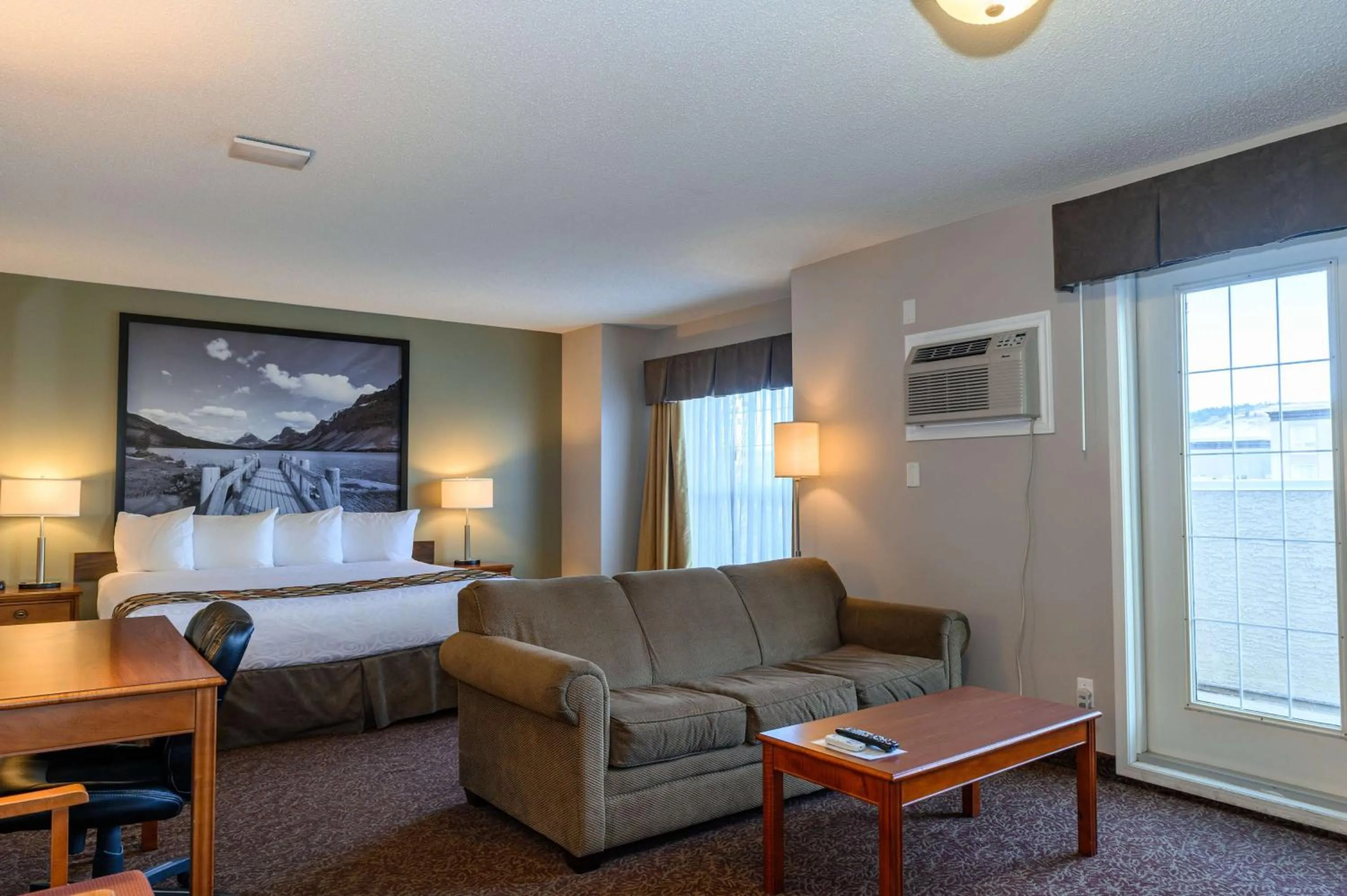 King Studio Suite - Non-Smoking in Super 8 by Wyndham Cochrane