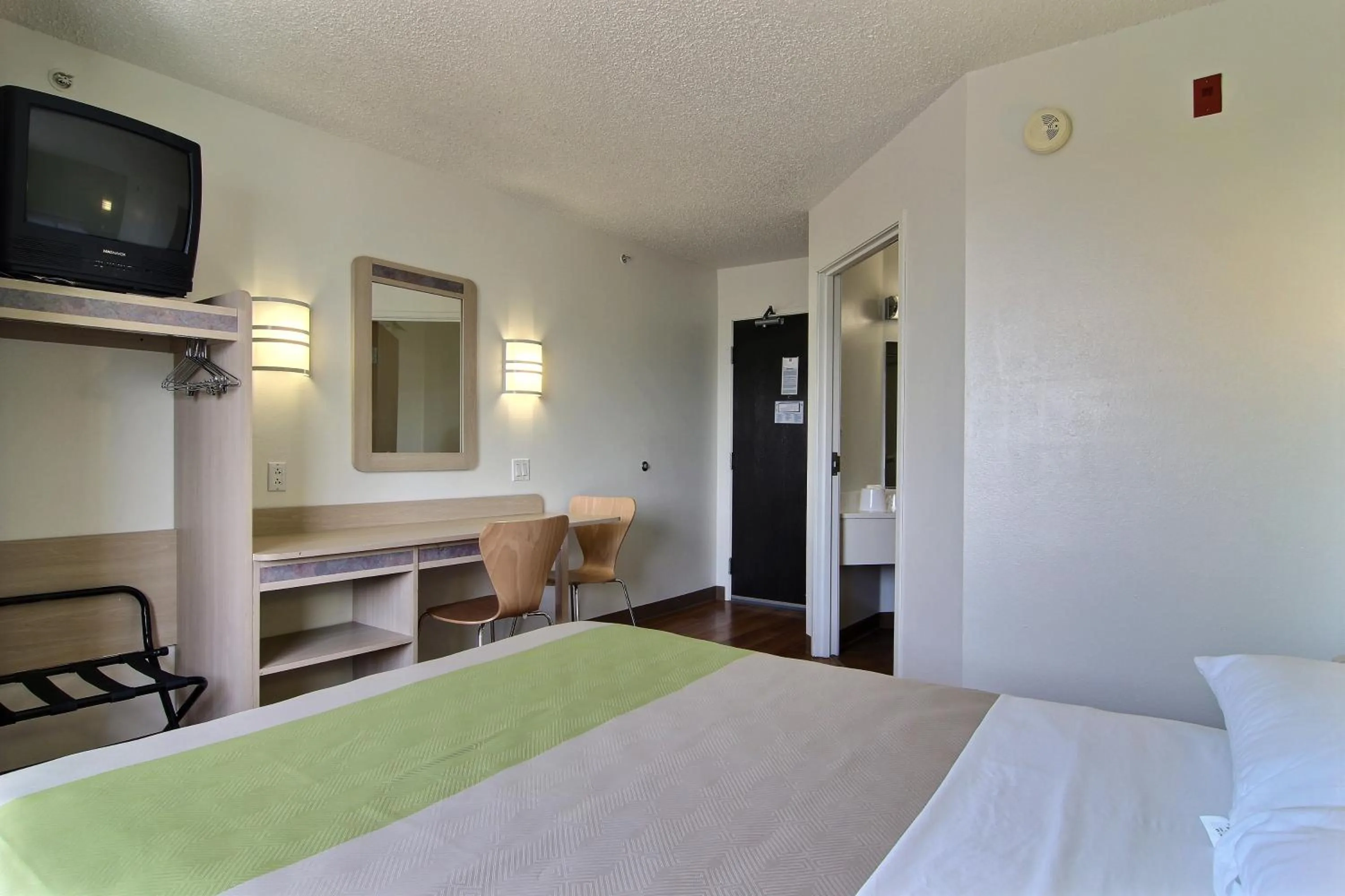 King Room - Non-Smoking in Motel 6-Albuquerque, NM - North