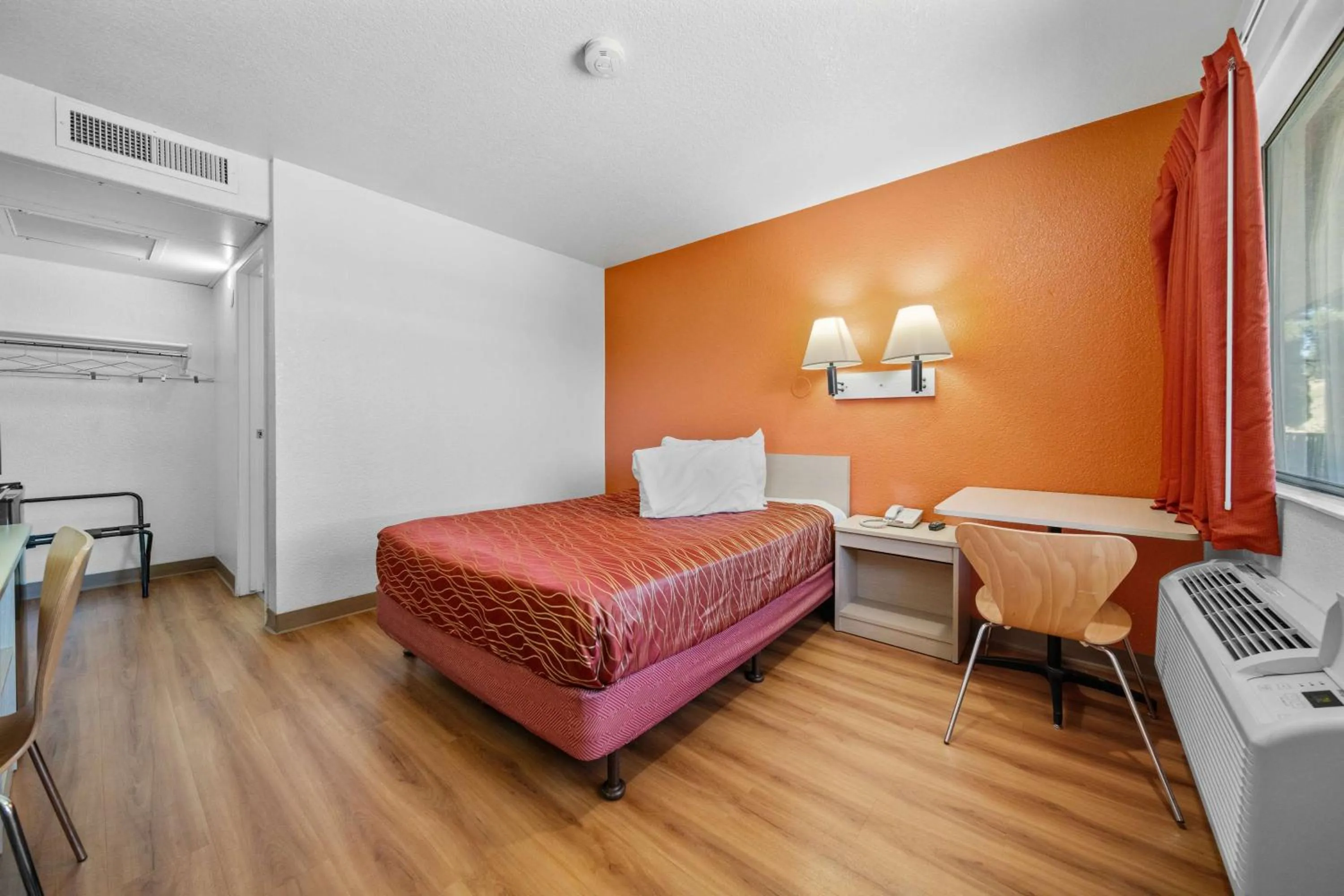 Queen Suite in Motel 6-Big Bear Lake, CA