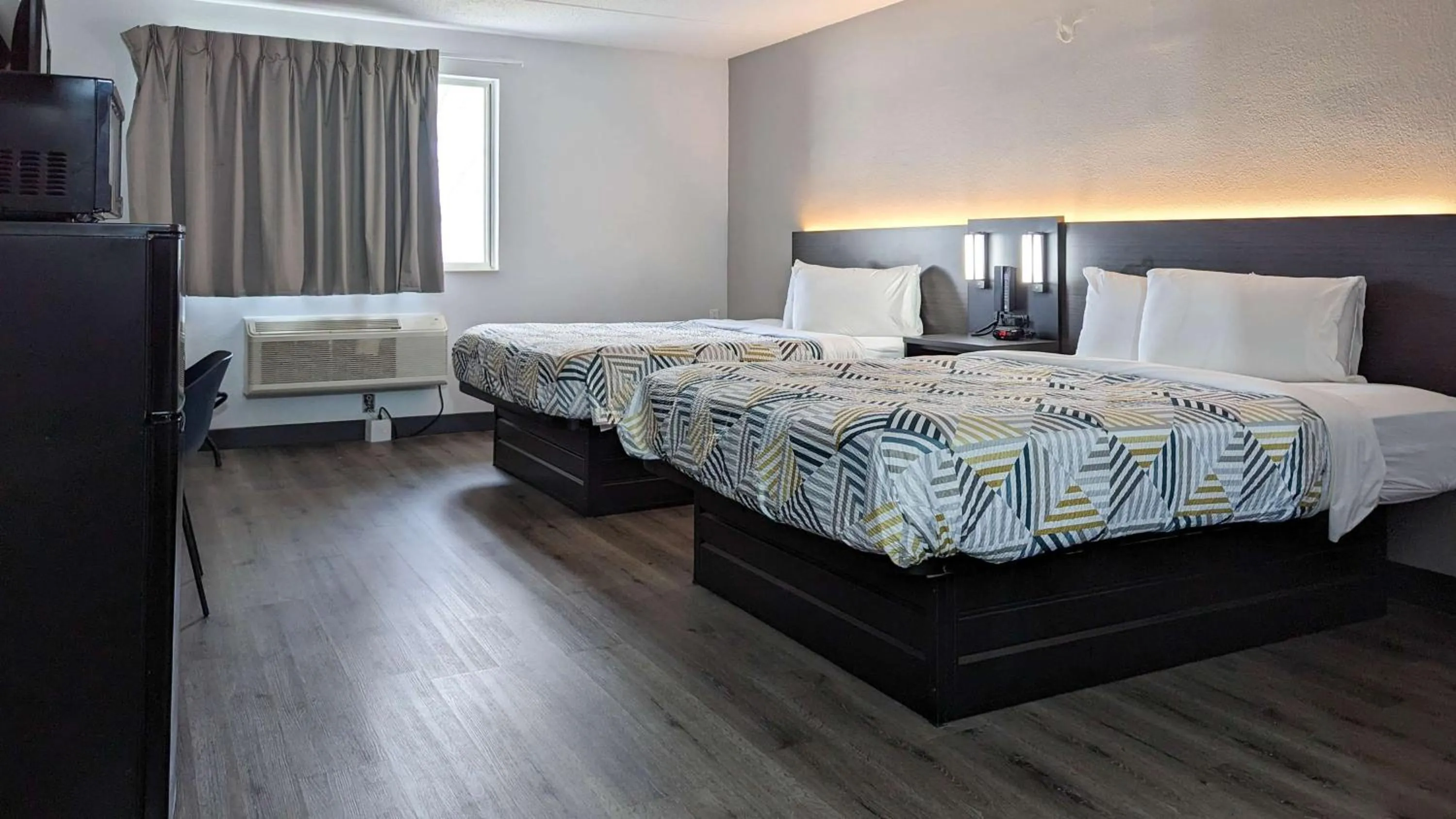 Quadruple Room - Disability Access - Non-Smoking in Motel 6-Danvers, MA - Boston North