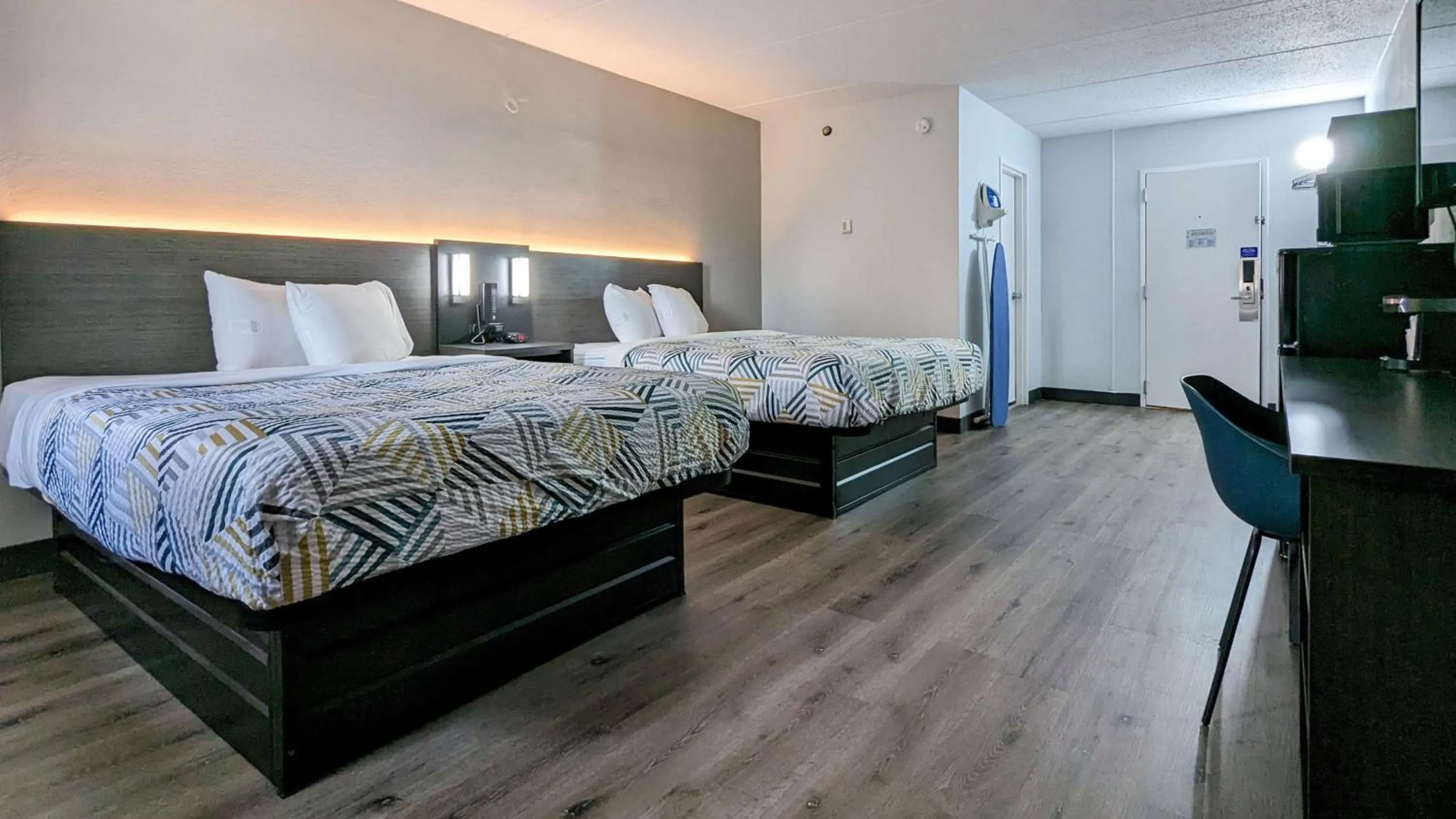 Deluxe Quadruple Room - Non-Smoking in Motel 6-Danvers, MA - Boston North