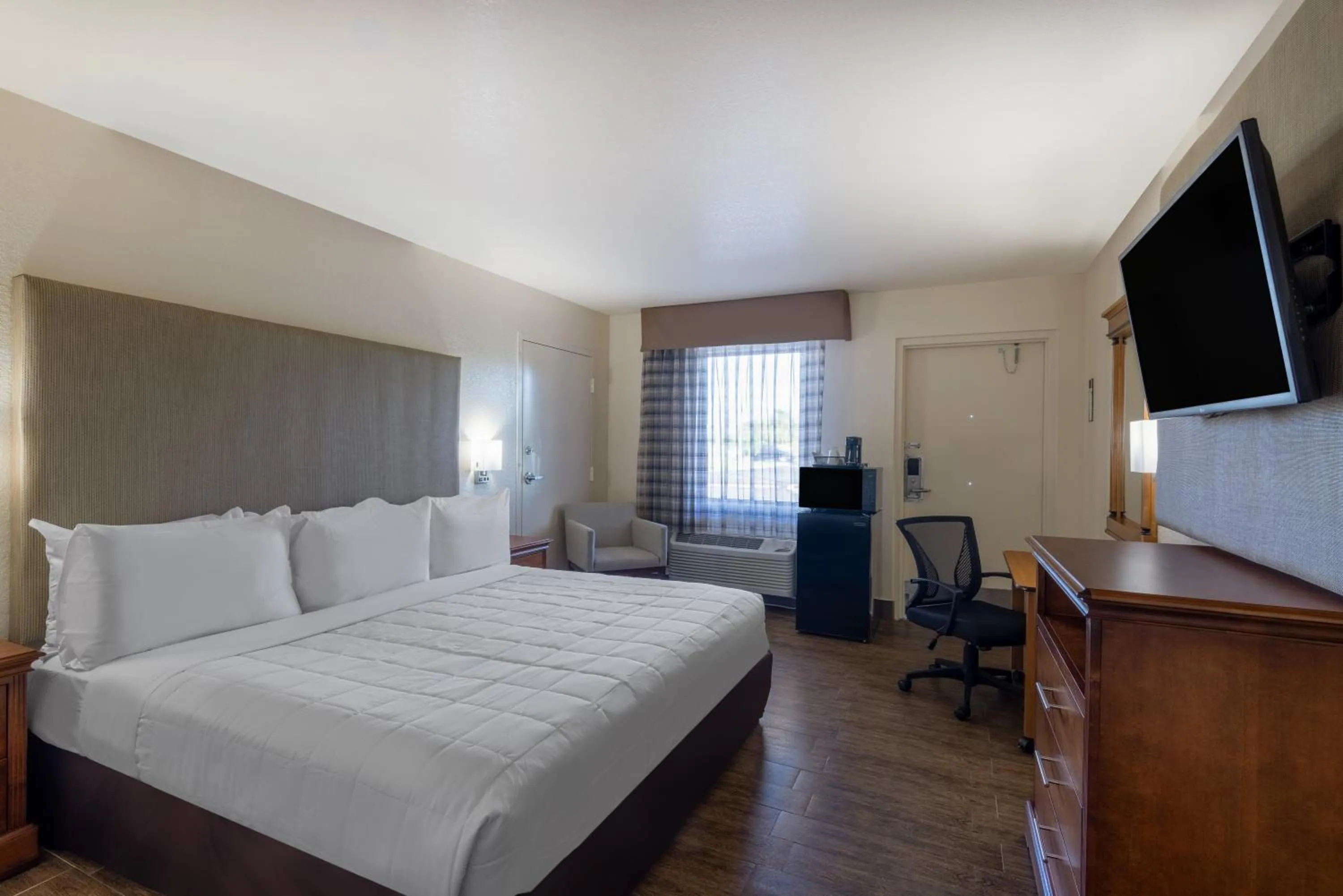 King Room with Mobility Access - Ground Floor/Non-Smoking in Travelodge by Wyndham Florida City/Homestead/Everglades