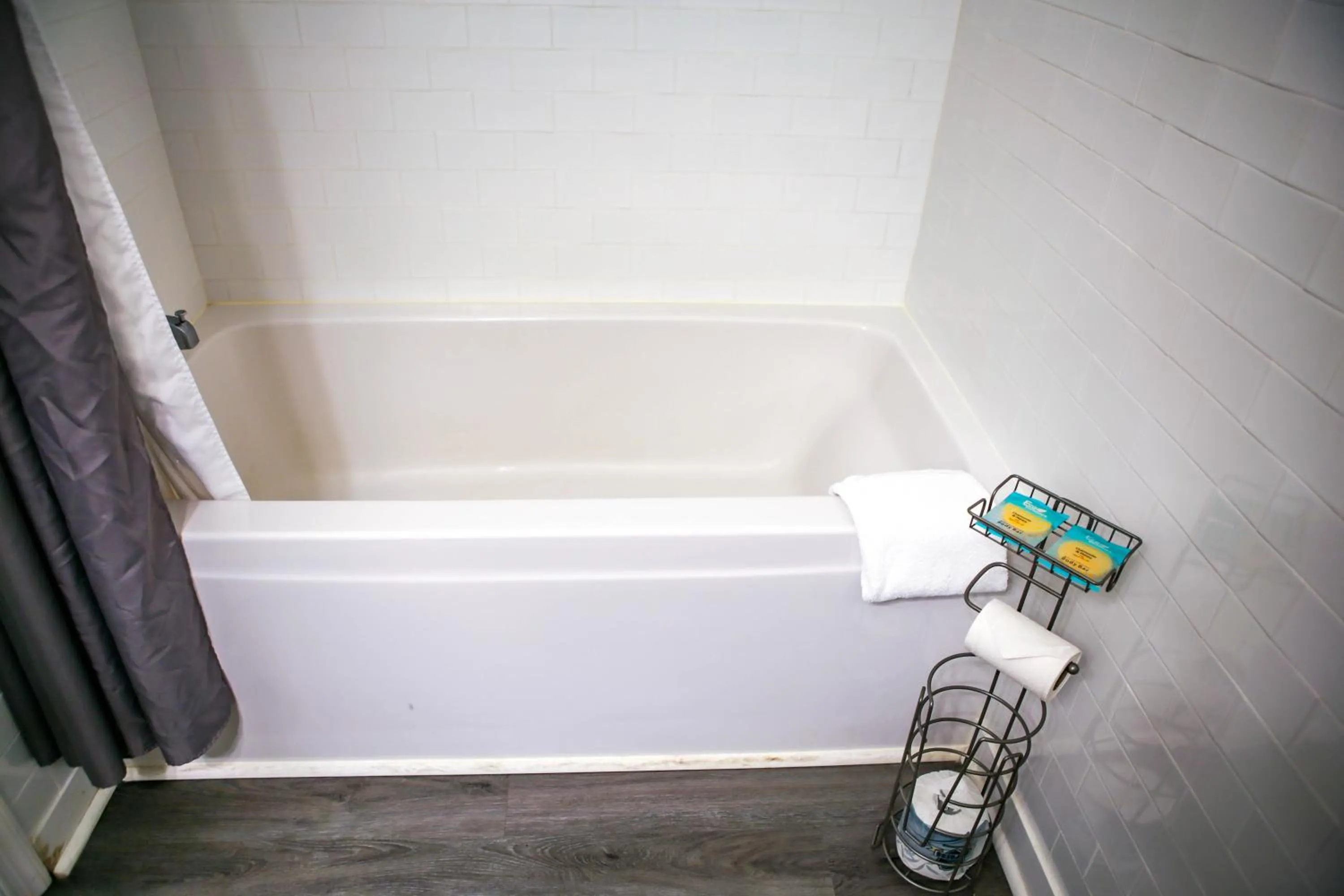 2 QUEEN BEDS NONSMOKING in Waterside Inn