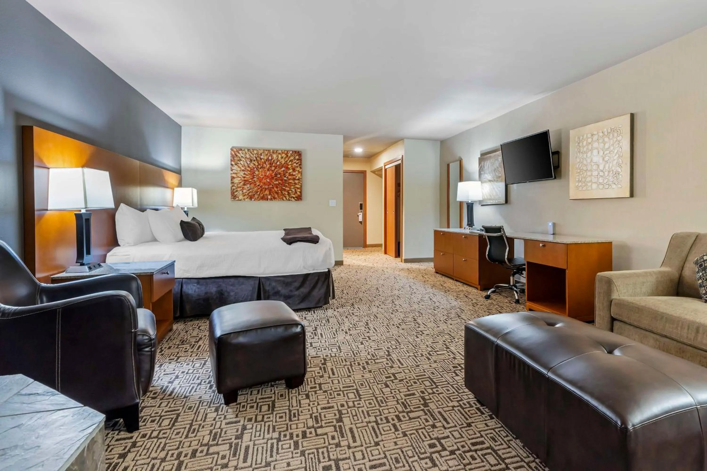 King Suite with Sofa Bed - Non-Smoking in BW Premier Collection, Mt Hood Oregon Resort