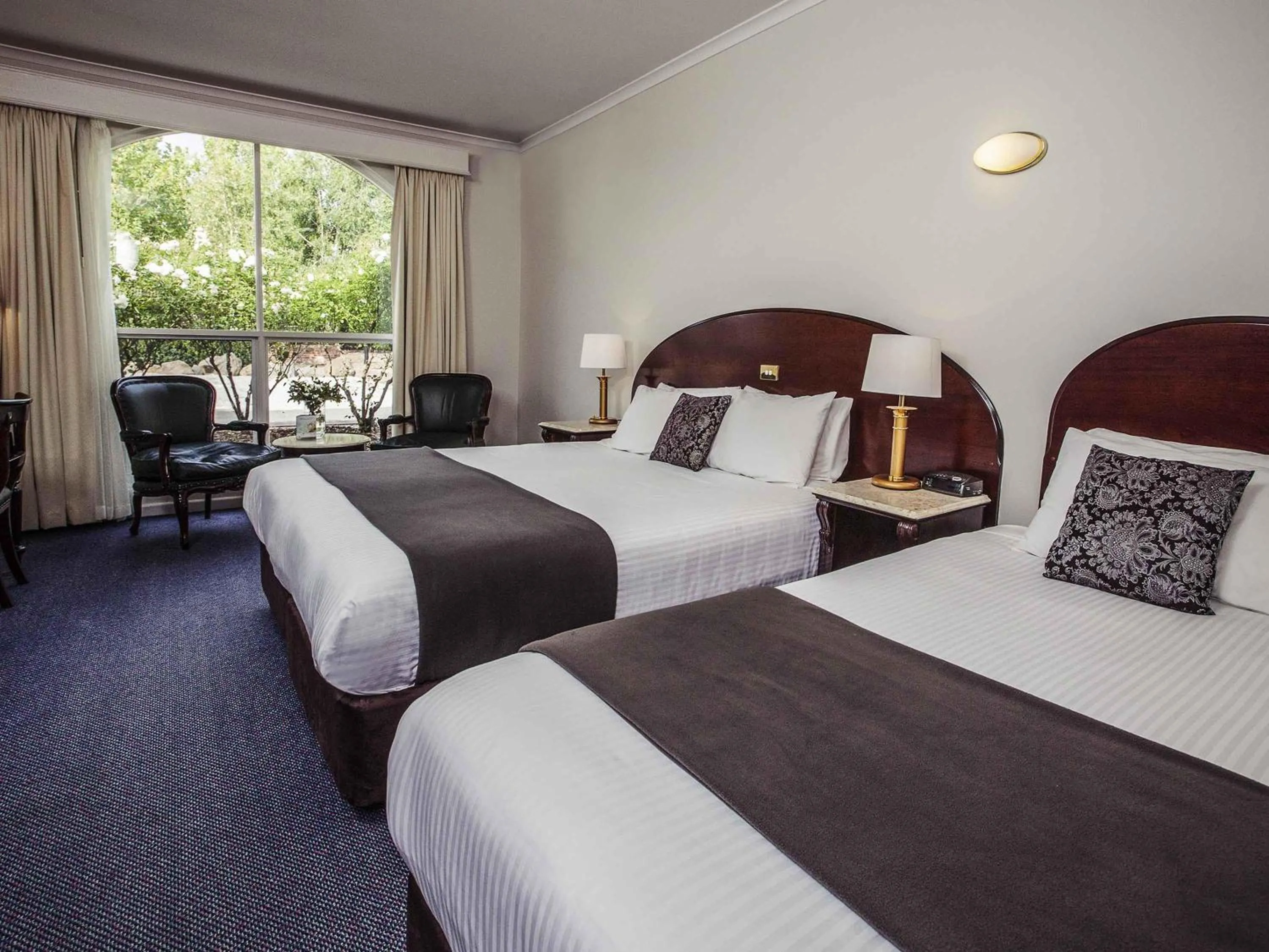 King Courtyard Room in Mercure Ballarat Hotel & Convention Centre