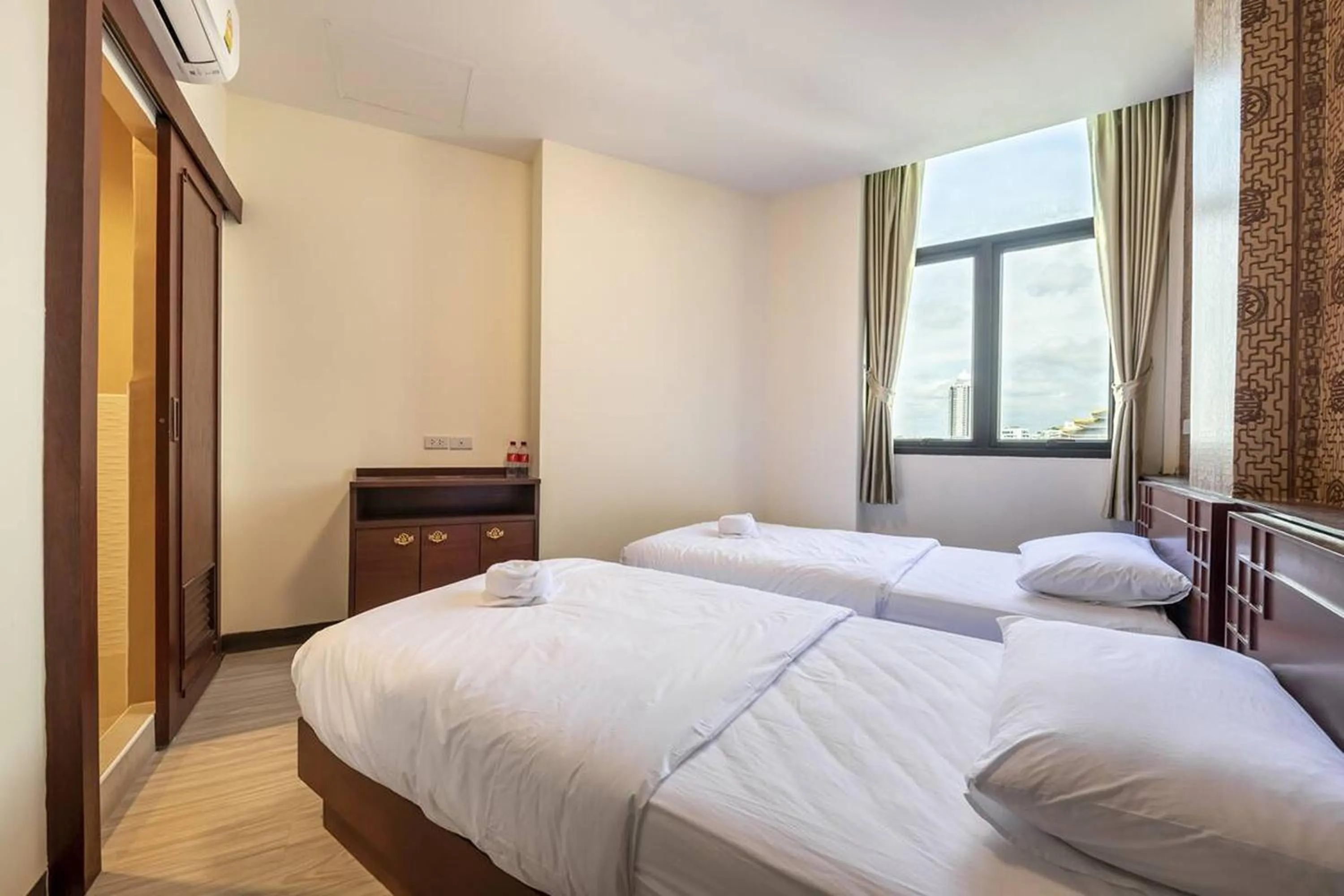 Twin Room with City View in Scala Hostel