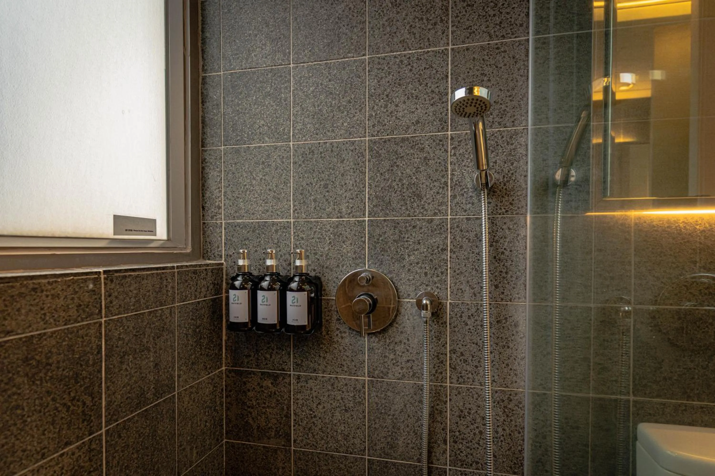 Standard Queen Room in Twenty One Whitfield