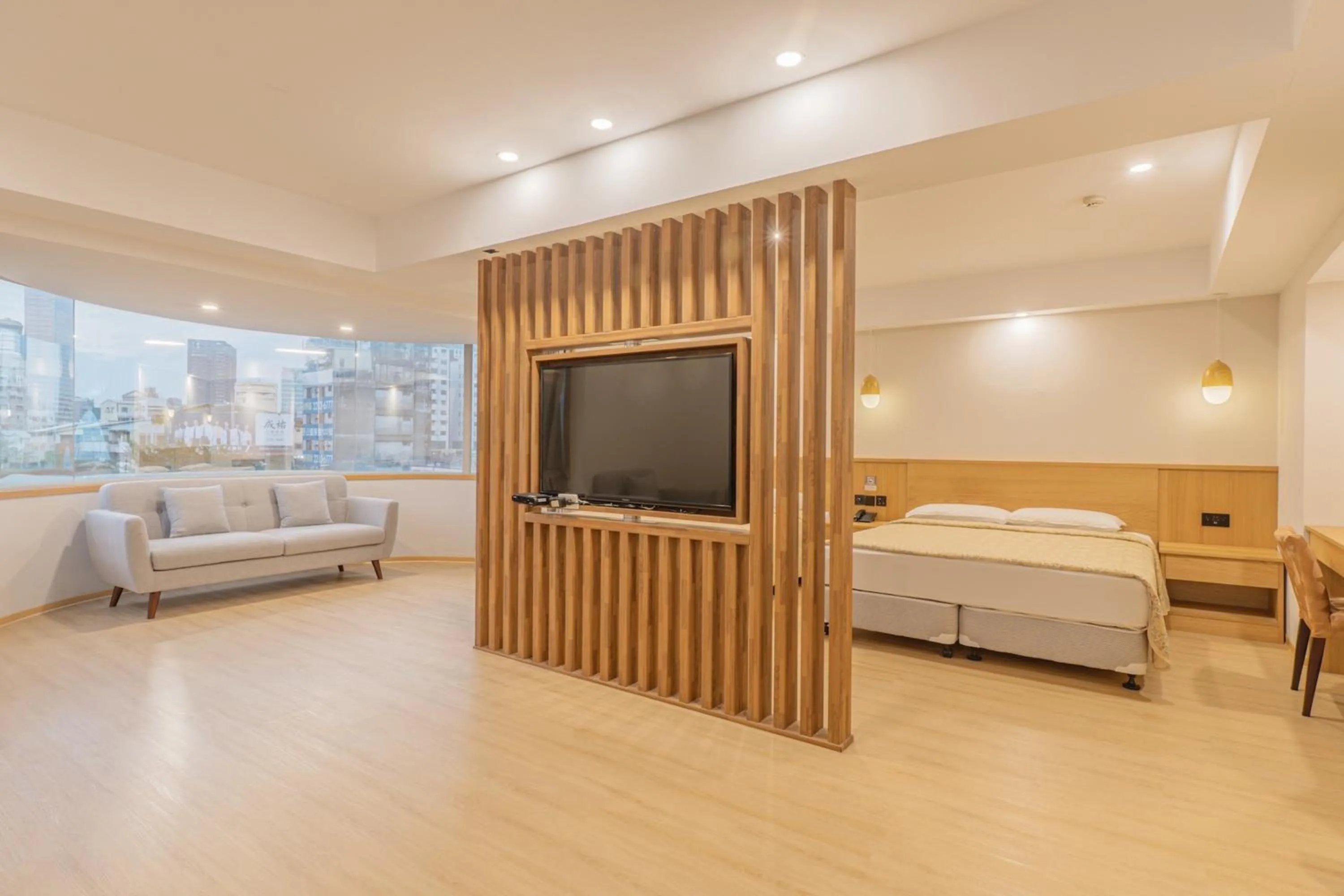 Deluxe Suite in Hamilton Hotel