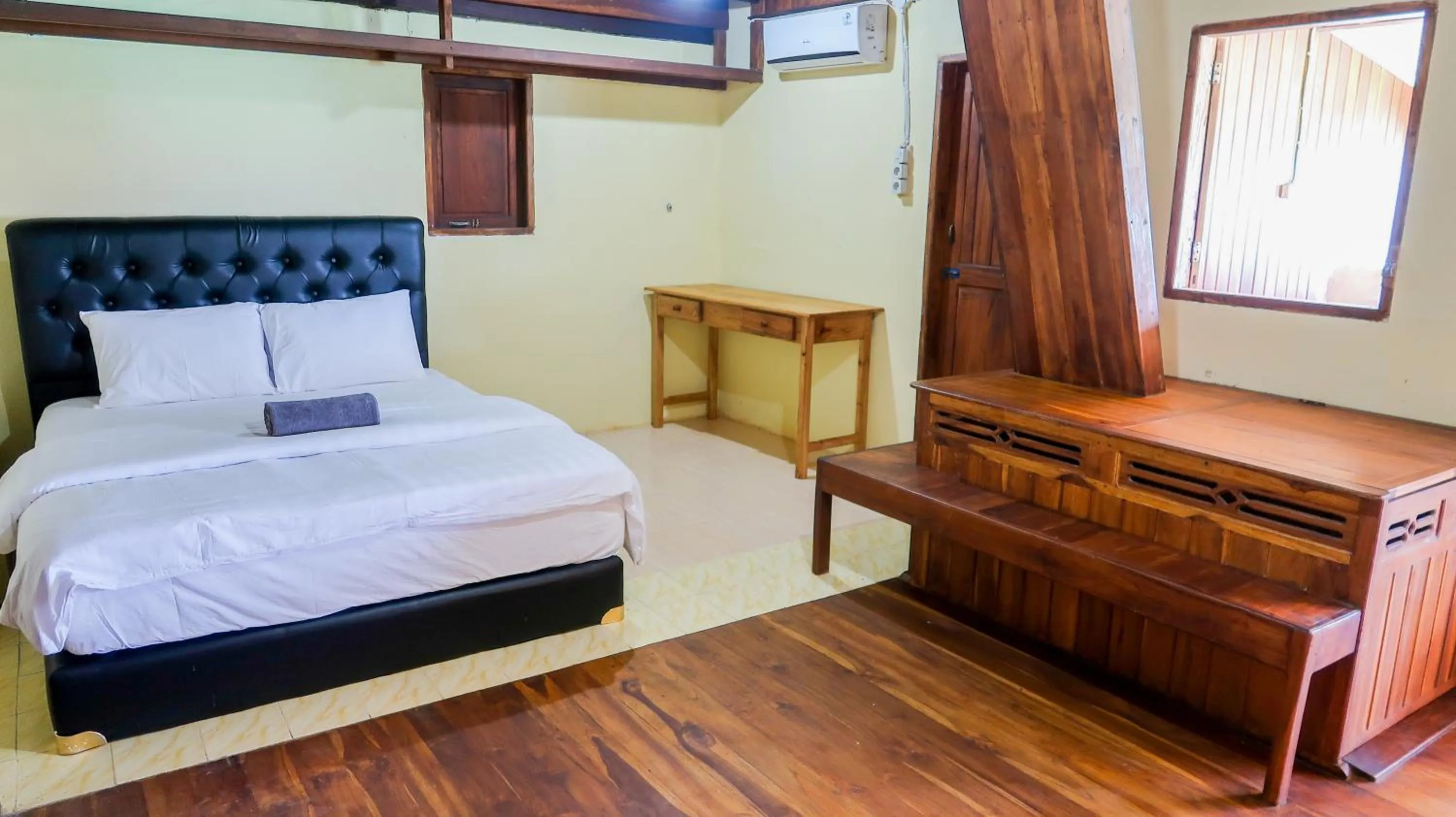 Family Room with Balcony in Phinisi Hostel Bira