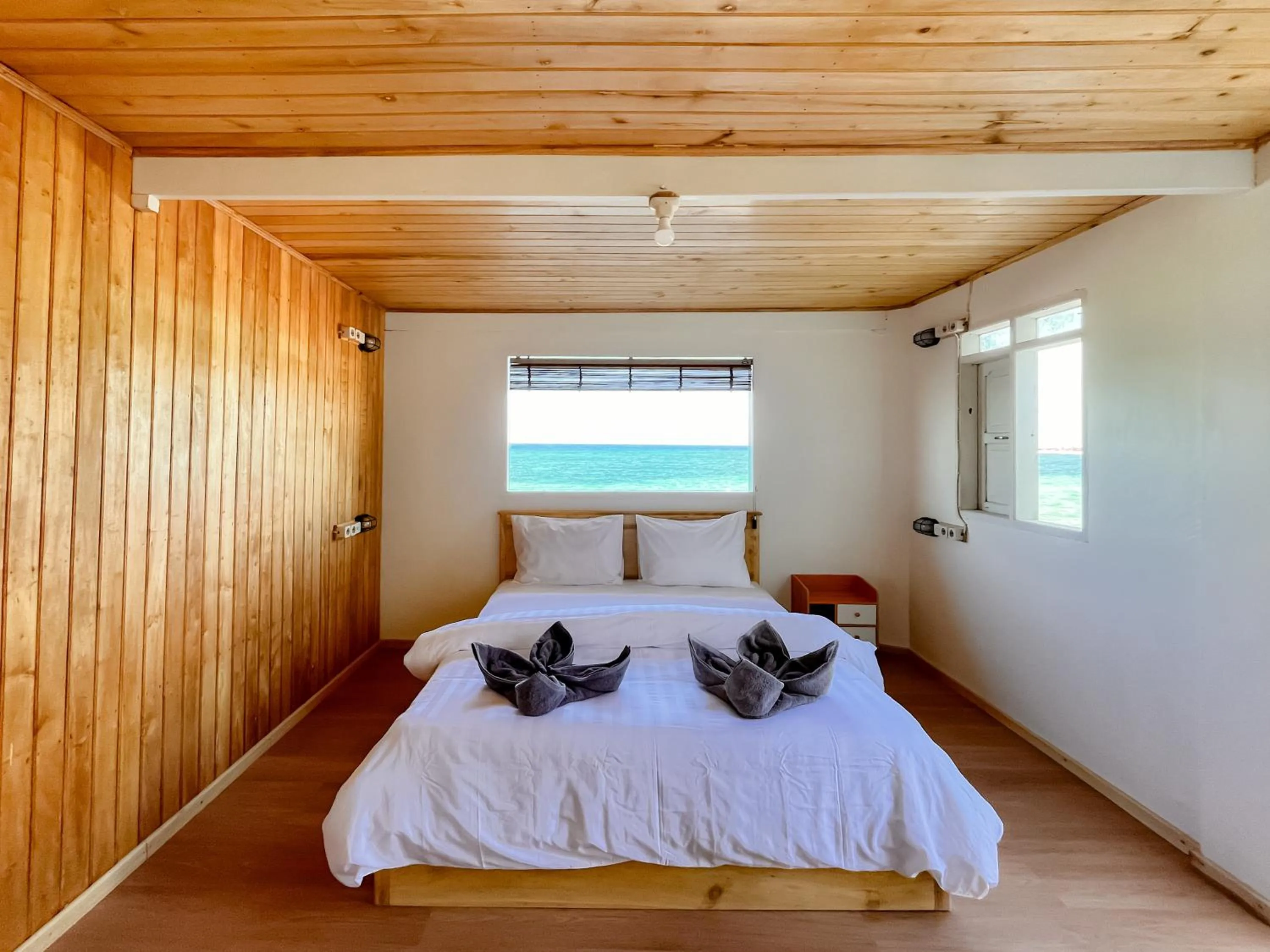 Double Room with Sea View in Phinisi Hostel Bira