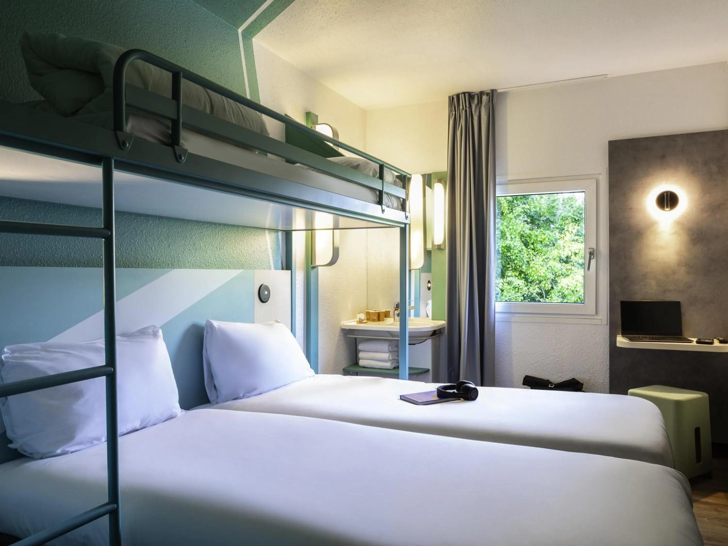 Triple Room with Three Single Beds in ibis budget Marne la Vallée Chelles