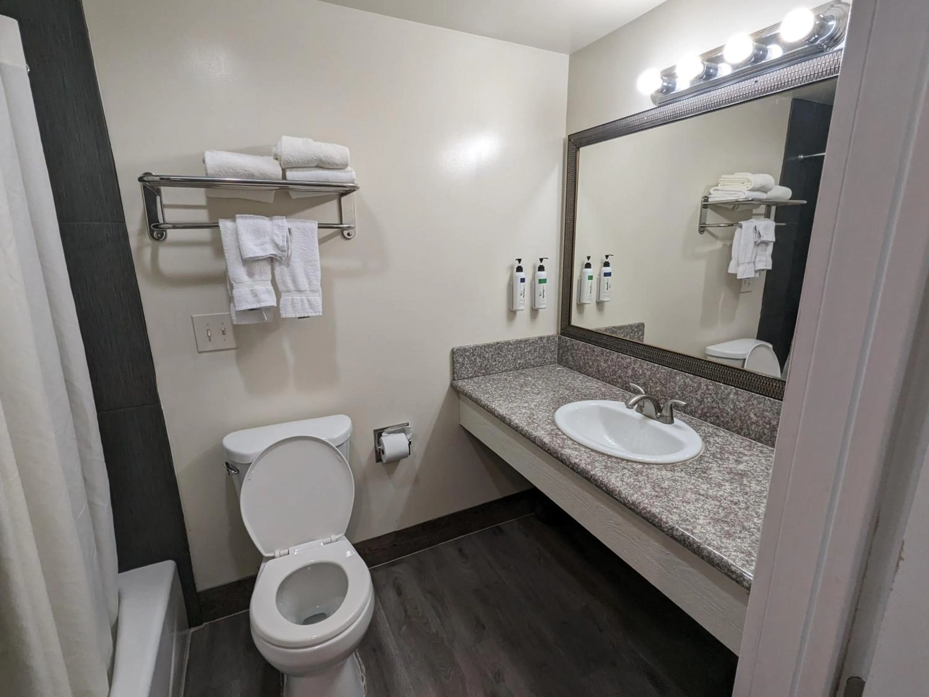 King Bed Room Exterior in Valley Inn