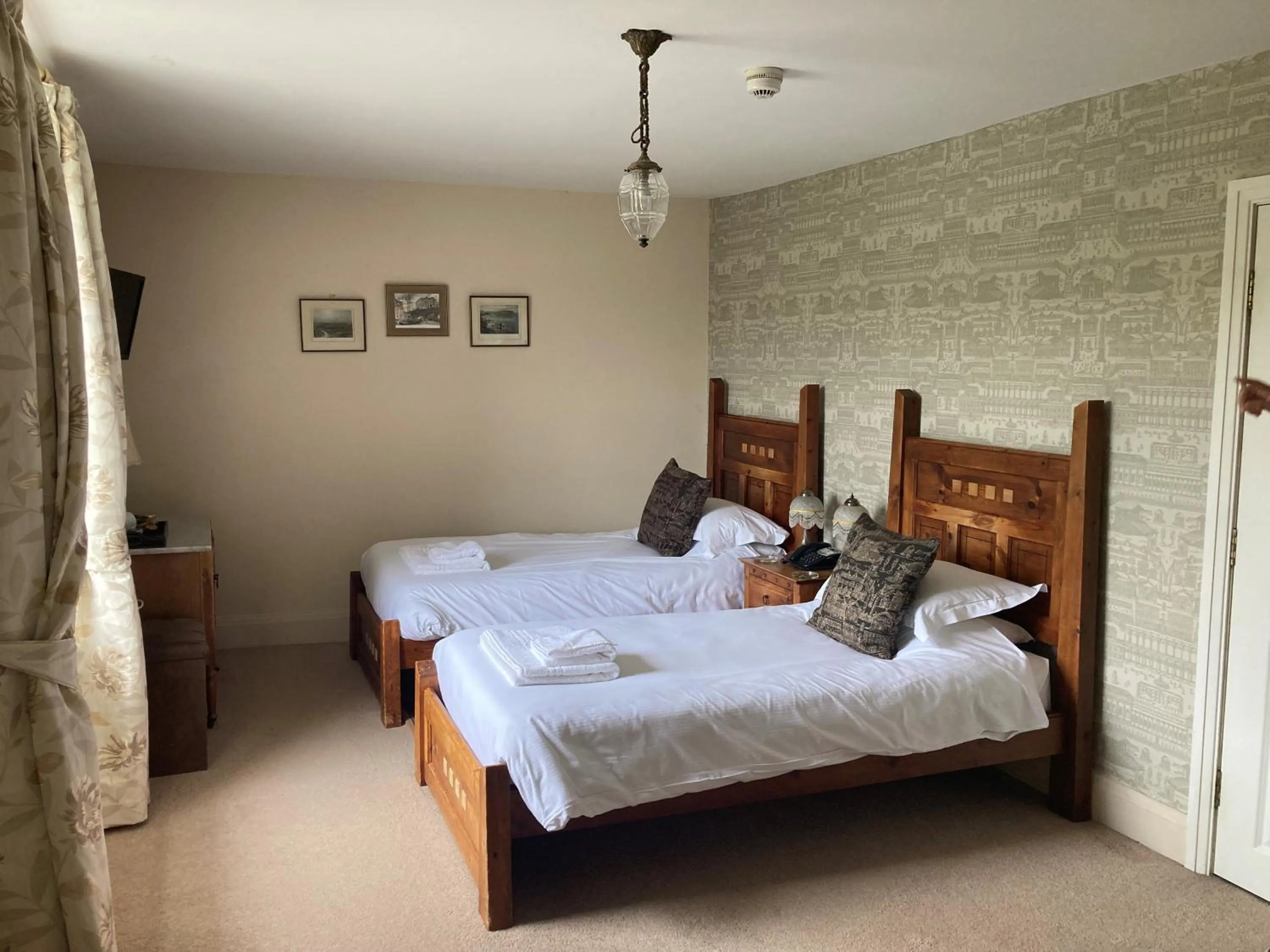 Superior Twin Room 2 in The Punch Bowl Inn