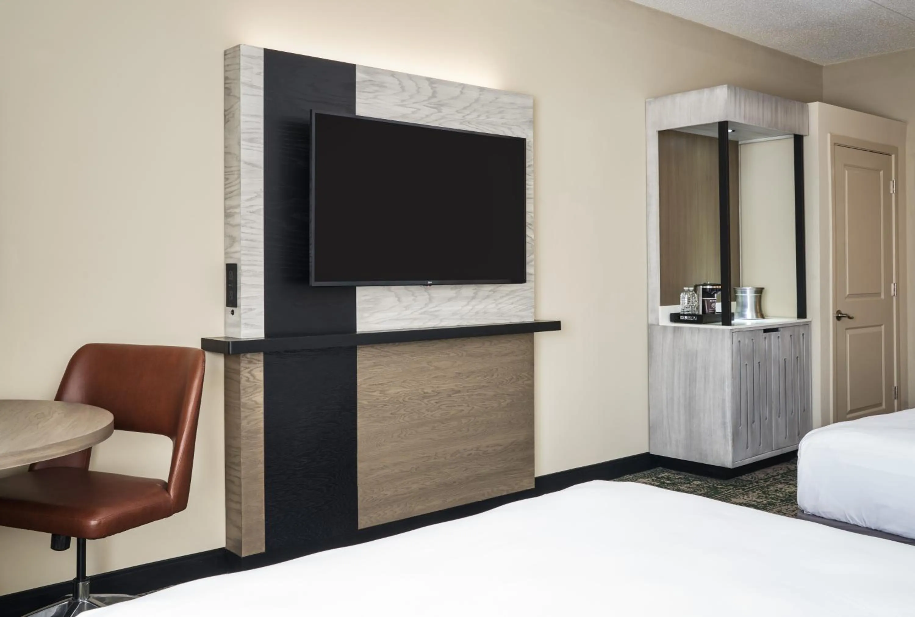 Queen Room with Two Queen Beds and Bath Tub - Mobility Accessible in Hilton Appleton Paper Valley